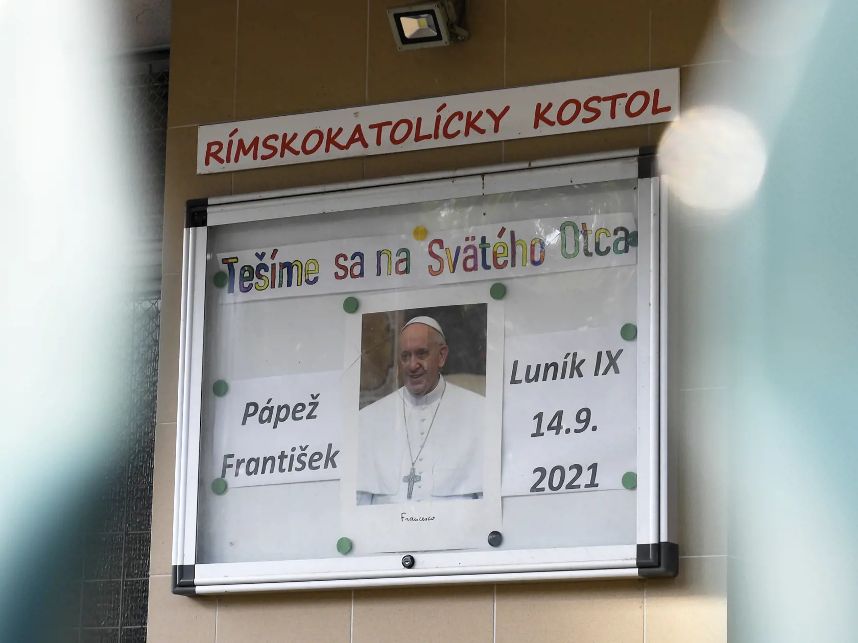 Na snímke tabuľa s portrétom pápeža Františka pred rímskokatolíckym kostolom pri komunitnom centre Saleziánov dona Bosca na Luníku IX v Košiciach, odkiaľ sa prihovorí pápež František k Rómom. Svätý Otec navštívi Slovensko 12. až 15 septembra. Košice, 13. augusta 2021. FOTO TASR – František Iván