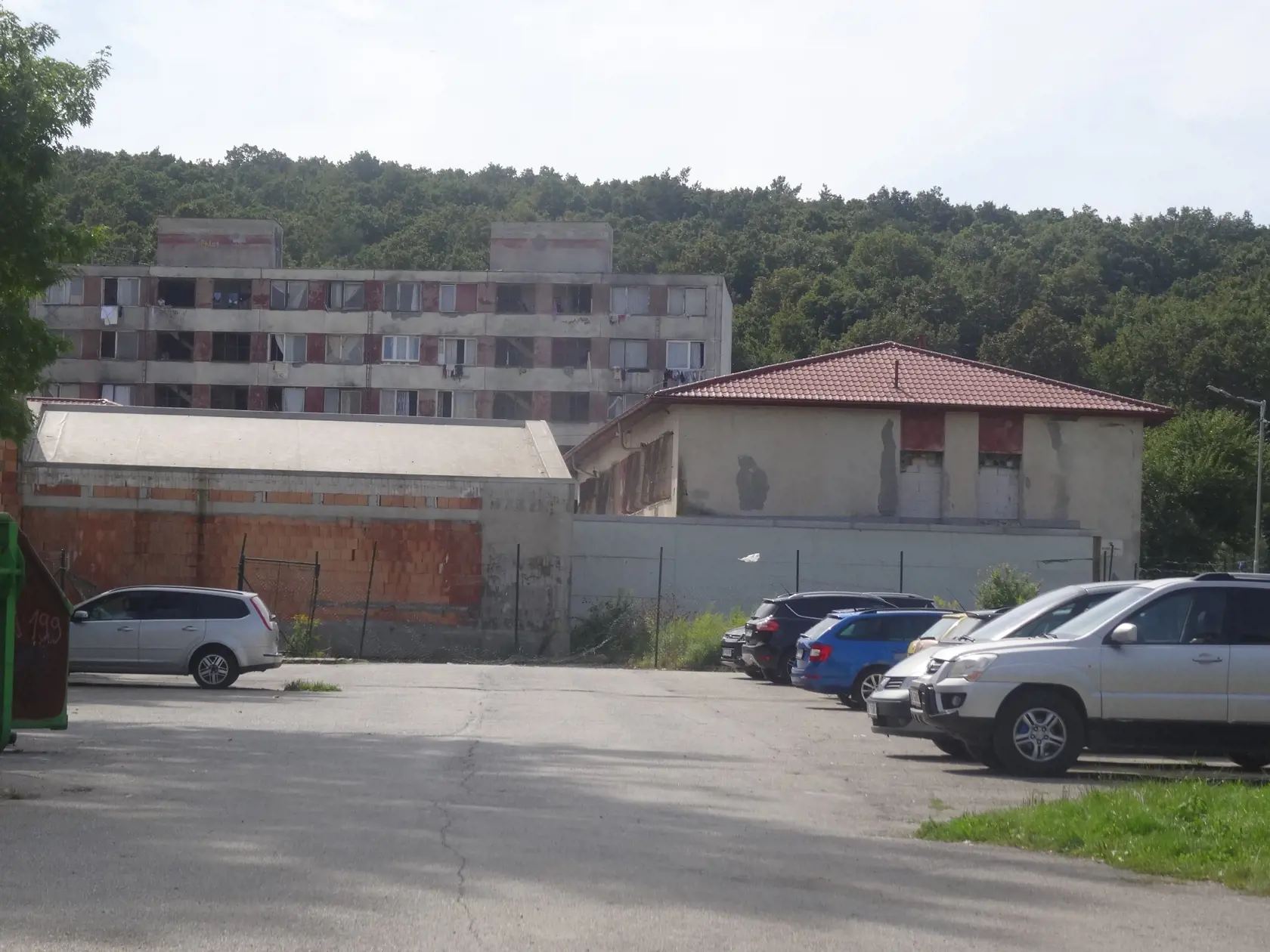 Blok vzadu nemá okná na chodbe. Domáci sa posťažovali, že v zime im to ovplyvňuje teplotu v byte. Keď sme sa opýtali, kto tie okná zlikvidoval. povedali, že nevedia.