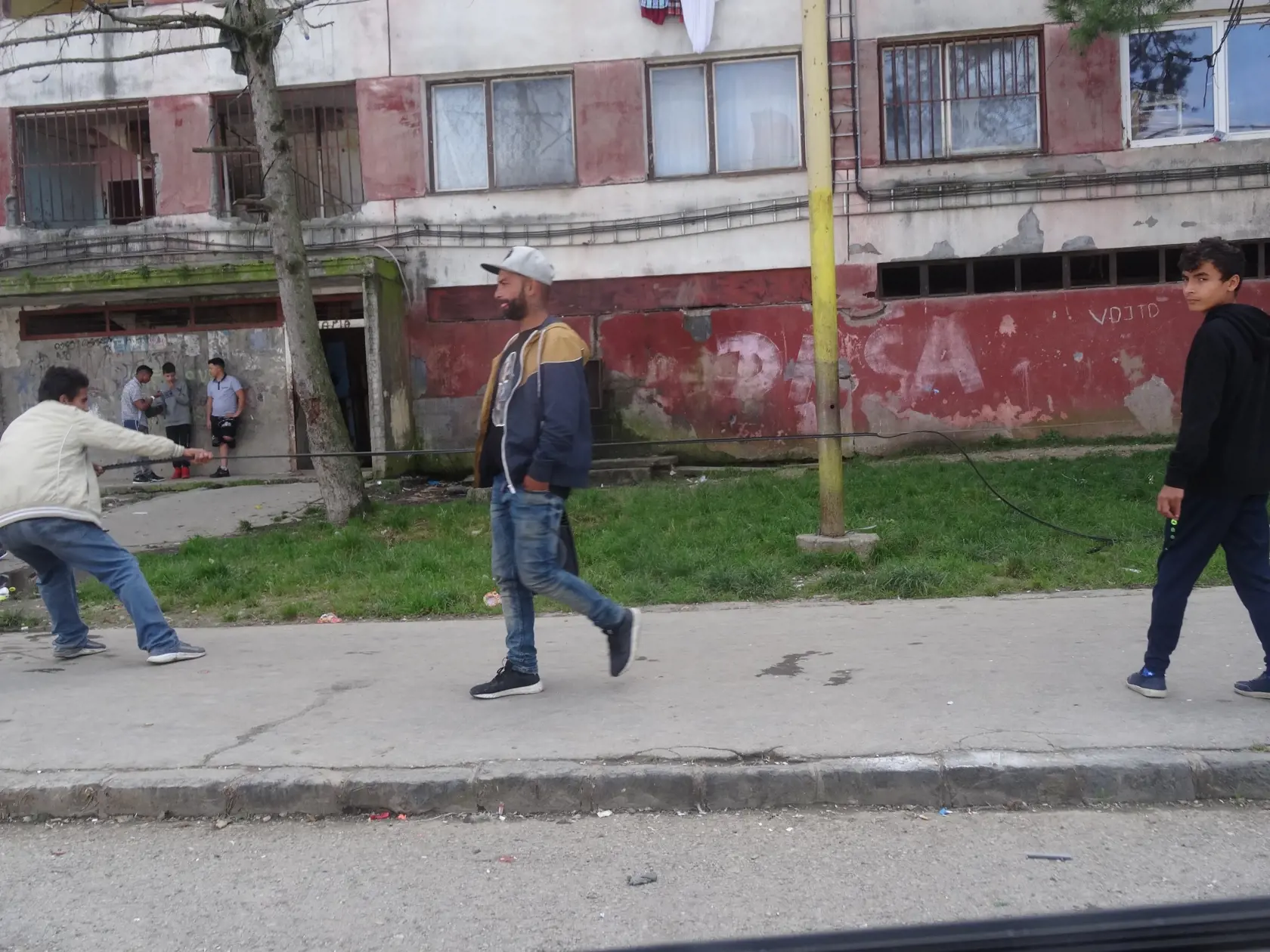 Muž vľavo sťahuje izoláciu z káblov, odkiaľ ich zobral nechcel povedať, tvrdil, že ich kúpil.