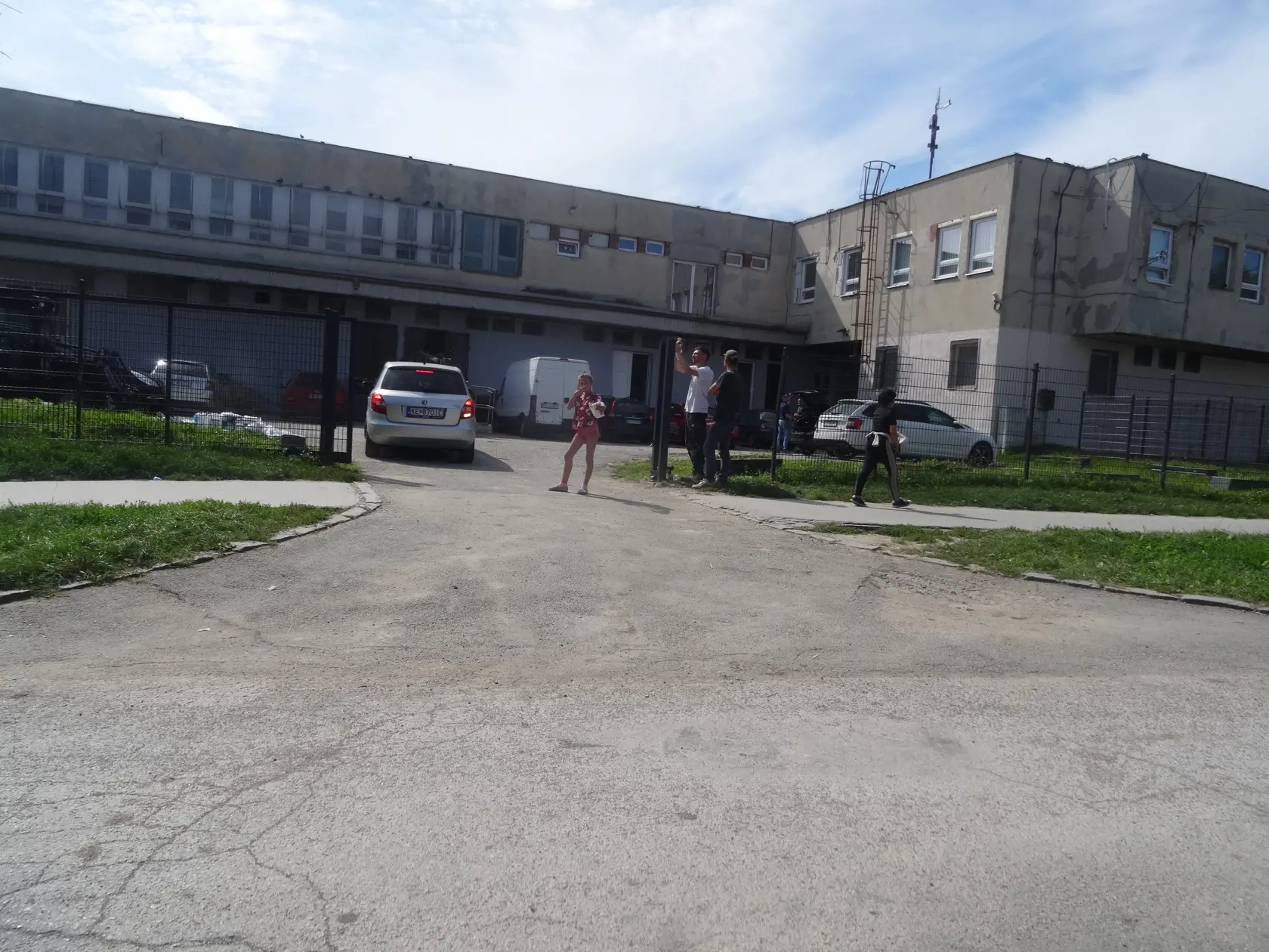 Dvor úradu.