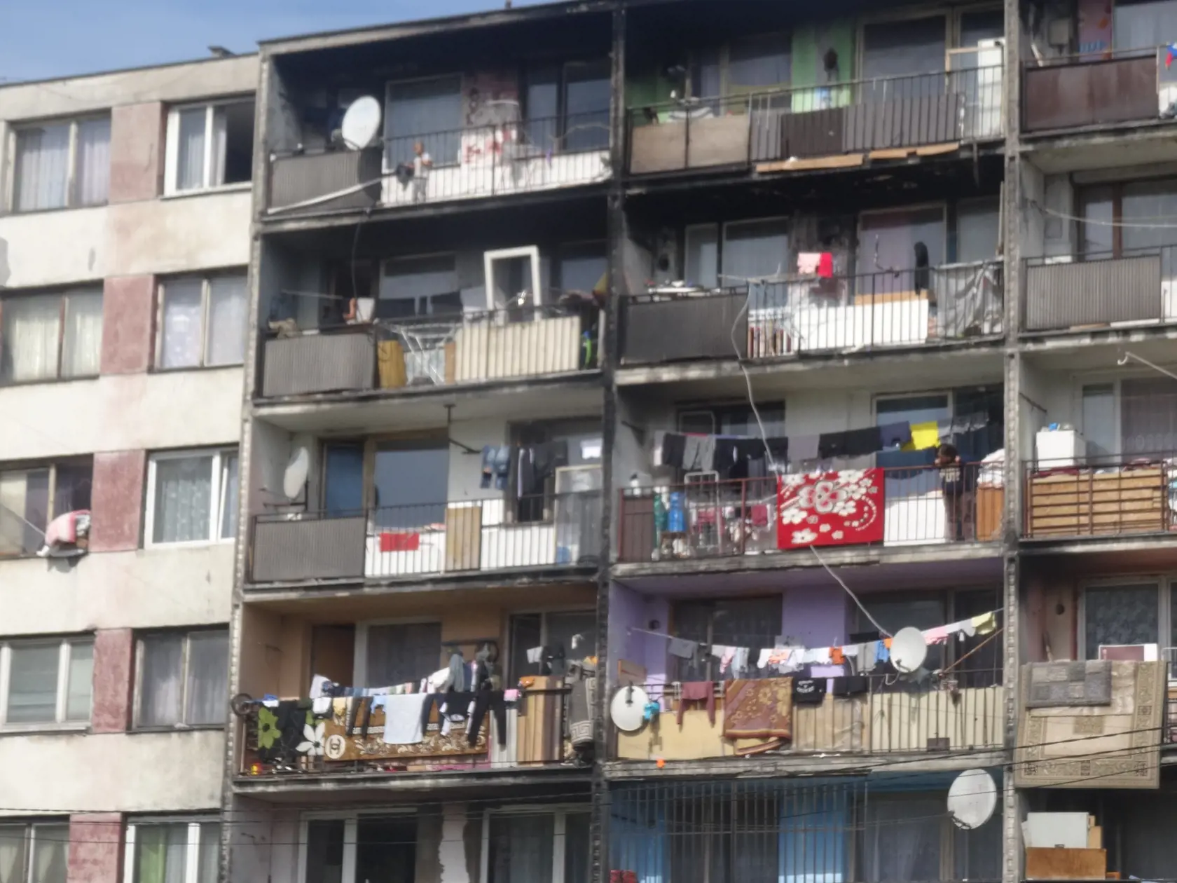 Najškaredšia bytovka na Luniku IX. Zapratané balkóny a steny začadené dymom, keďže mnohí obyvatelia kúria v byte pieckami, keďže kúrenie kvôli chýbajúcim radiátorom nefunguje.