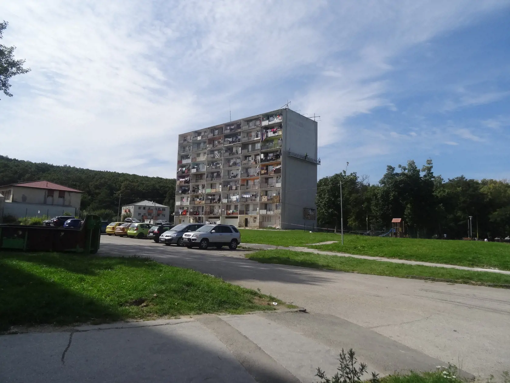 Blok pri vstupe na sídlisko v ktorom býva aj starosta prechádza opravou fasady.