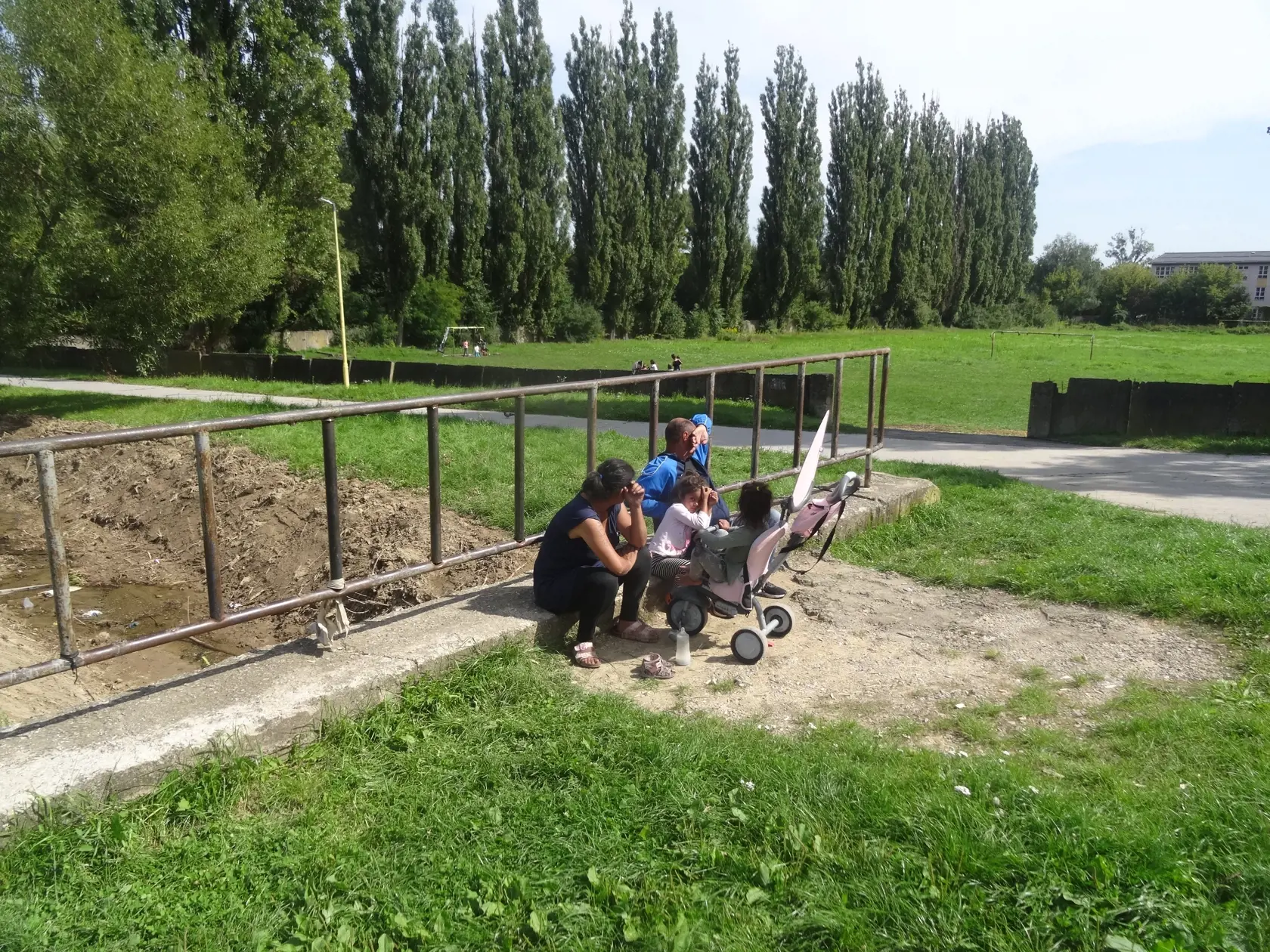 Domáci posedávali a "obdivovali" tých, ktorí pracovali.
