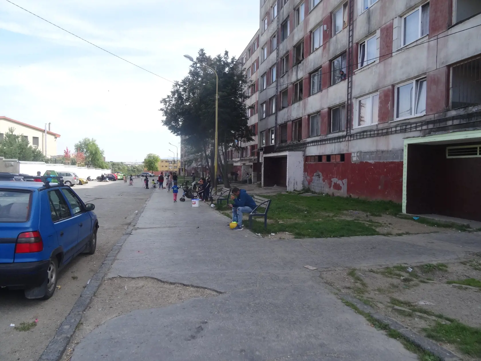 Obyvatelia sa k upratovaniu sídliska veľmi nehrnú, radšej vysedávajú alebo postávajú pred blokmi.