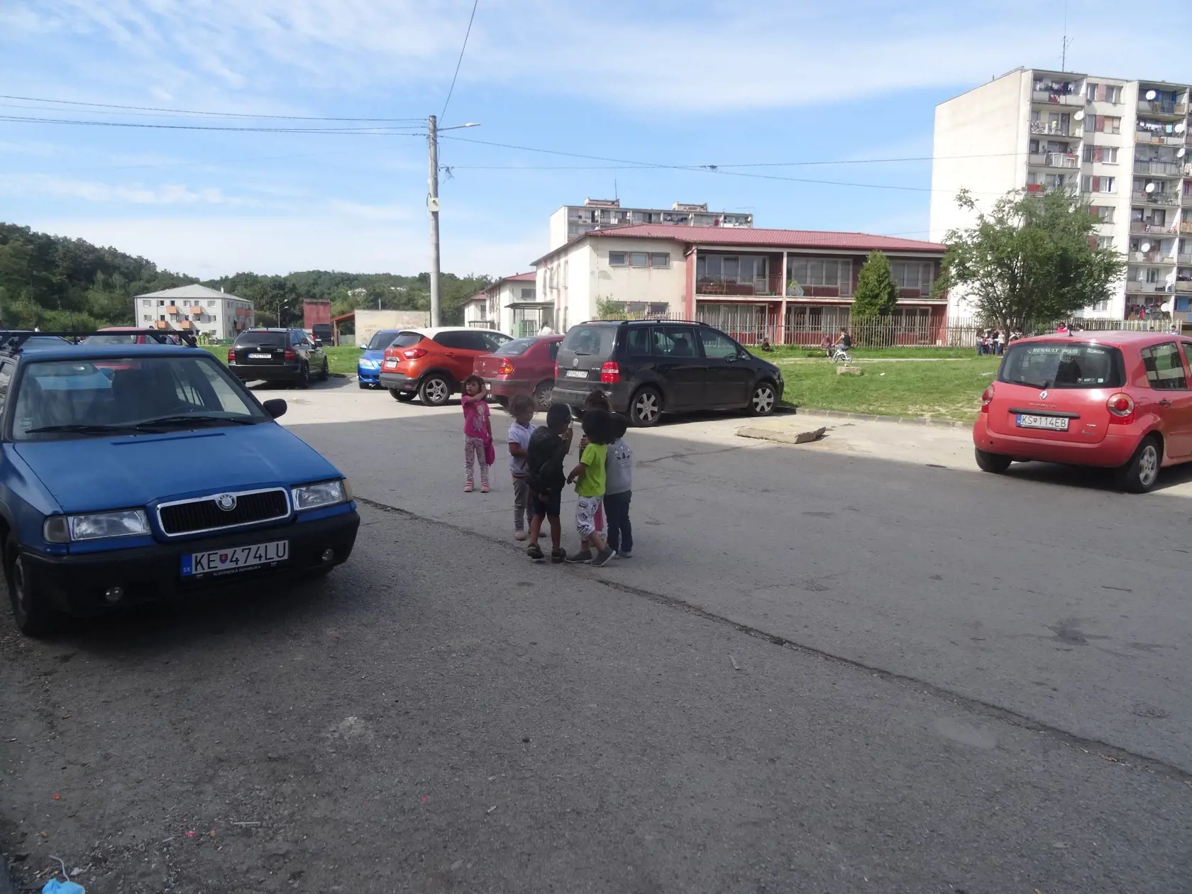 Deti napriek tomu, že bol čas vyučovania sa motali po ulici.