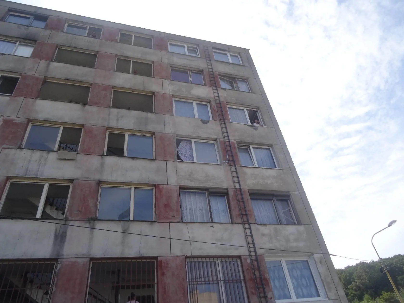 Starosta tvrdí, že výmenu okien si hradili nájomníci zo svojich peňazí.