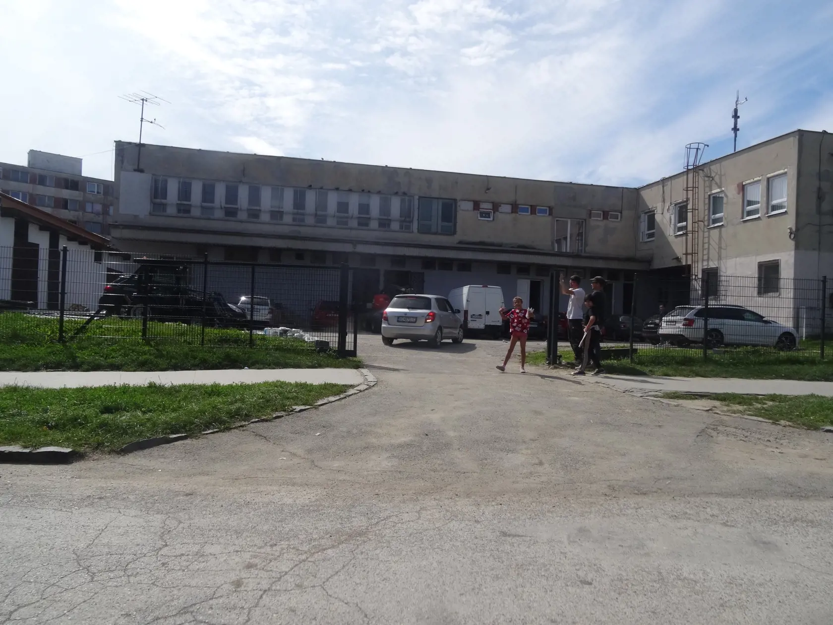 Dvor úradu.