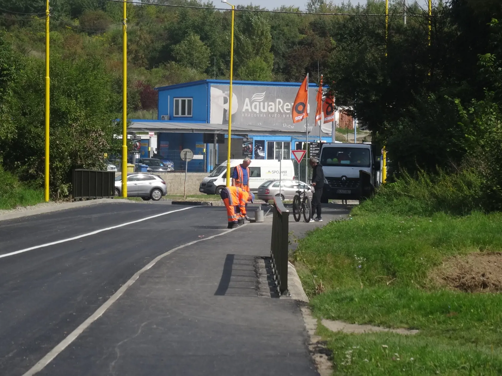 Robotníci opravovali chodník vo vstupnej časti sídliska.