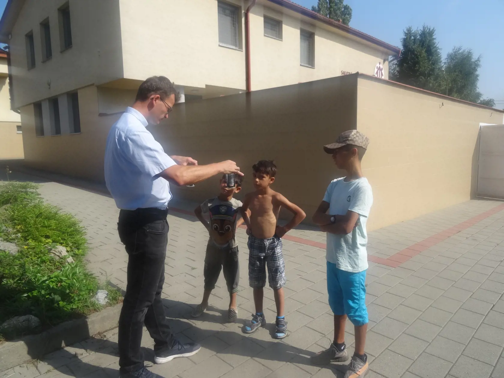 Deti rady chodia do pastoračného centra, keďže kňazi sa s nimi milo rozprávajú a neodháňajú ich od seba, ako to neraz zažívajú vo svojich rodinách. Tu otec Peter poučuje dvoch chlapcov, prečo nemajú piť energetické nápoje,