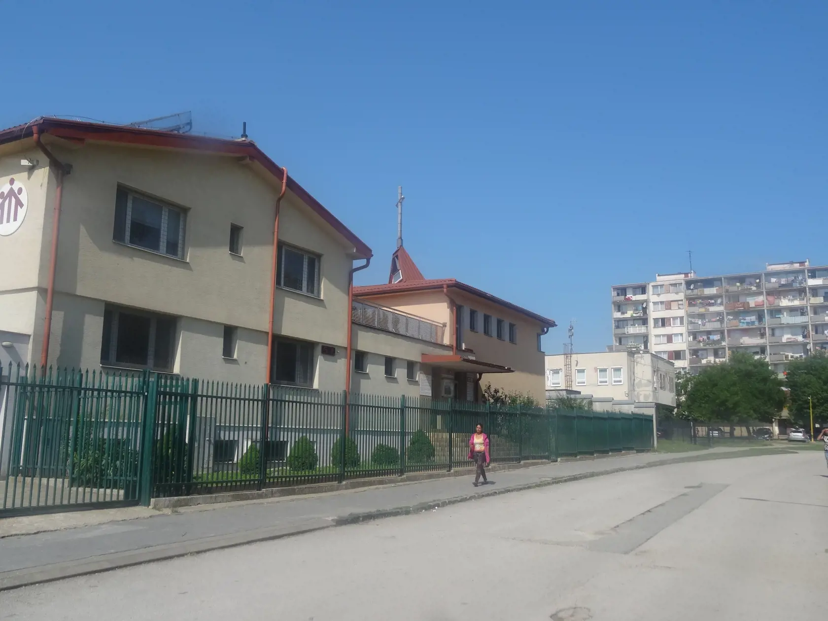 Pastoračné centrum s kostolom.