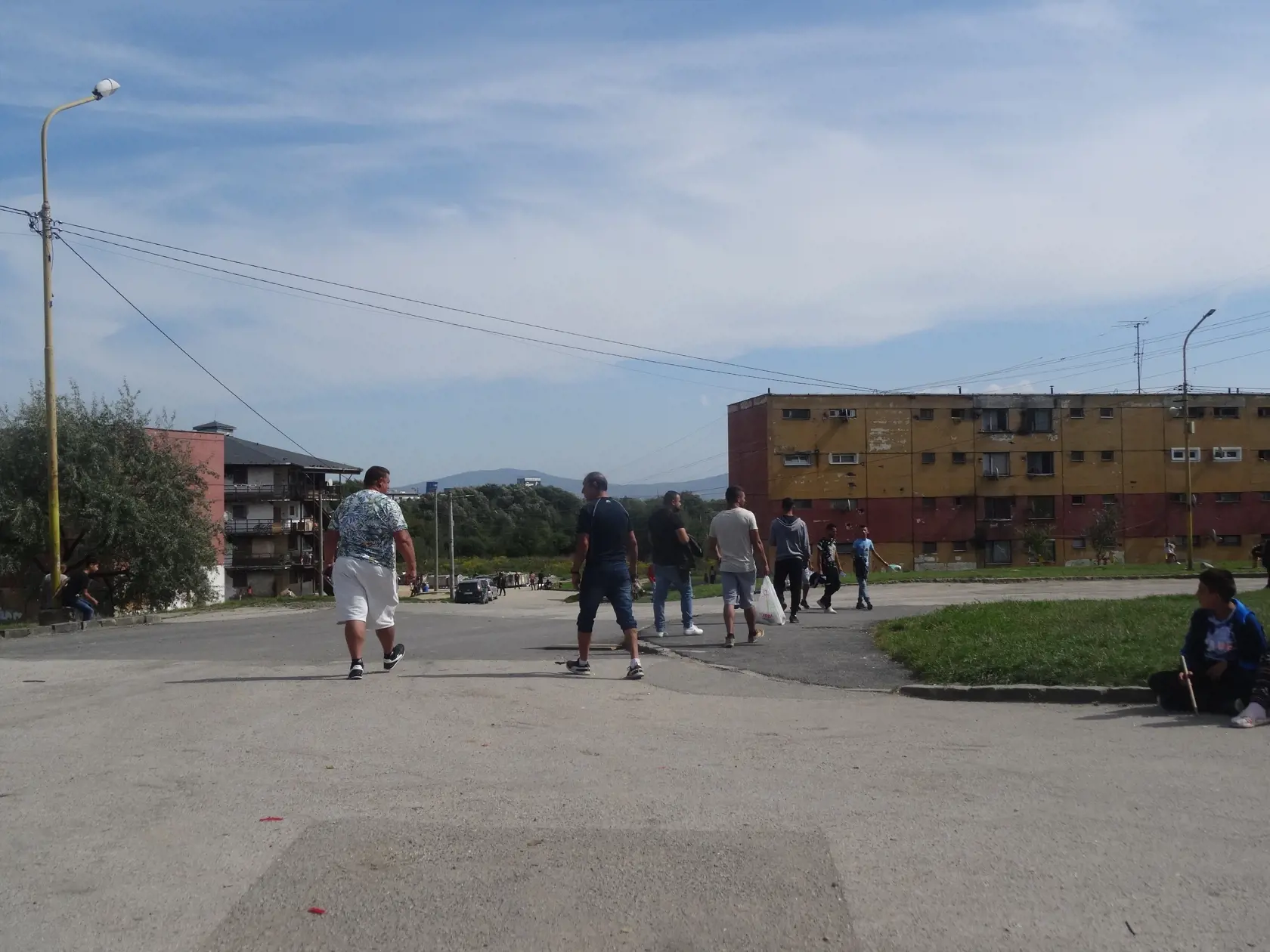 Skupina chlapov sa bezcieľne motala po sídlisku.
