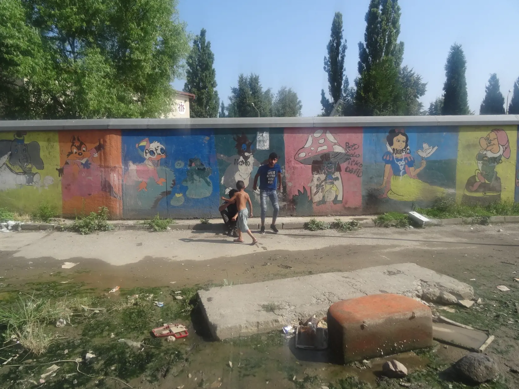 Jeden z mladíkov sa k nám rozbehol, lebo sa mu nepáčilo, že ho fotogrfaujeme.