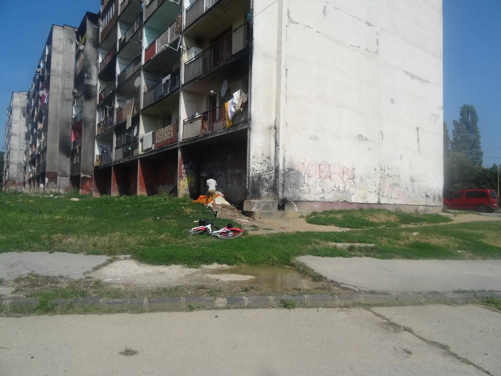 Tento chlapec "opravoval" zdieľaný bicykel, keď nás zbadal, zutekal.
