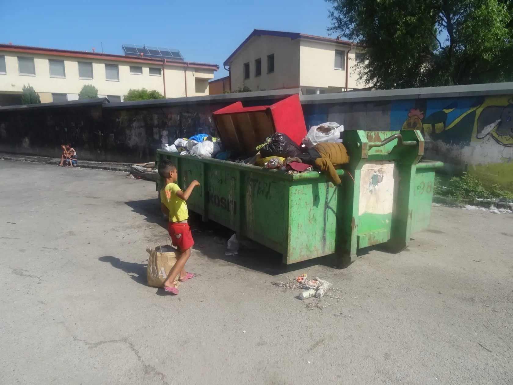 Preplnené kontajnery neskutočne zapáchali.
