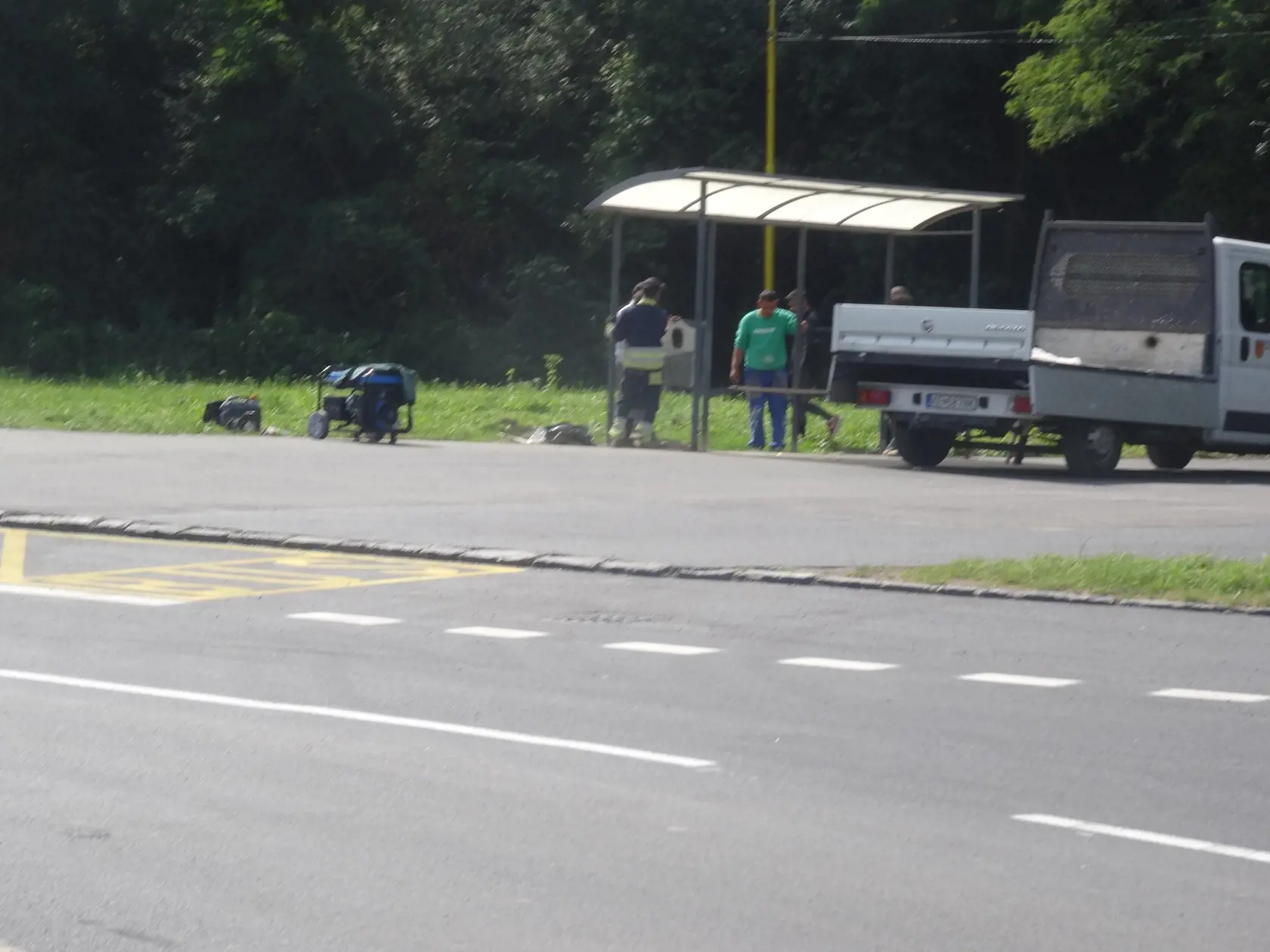 Namiesto starej rozbitej búdy inštalovali robotníci novú modernú zastávku autobusu MHD.