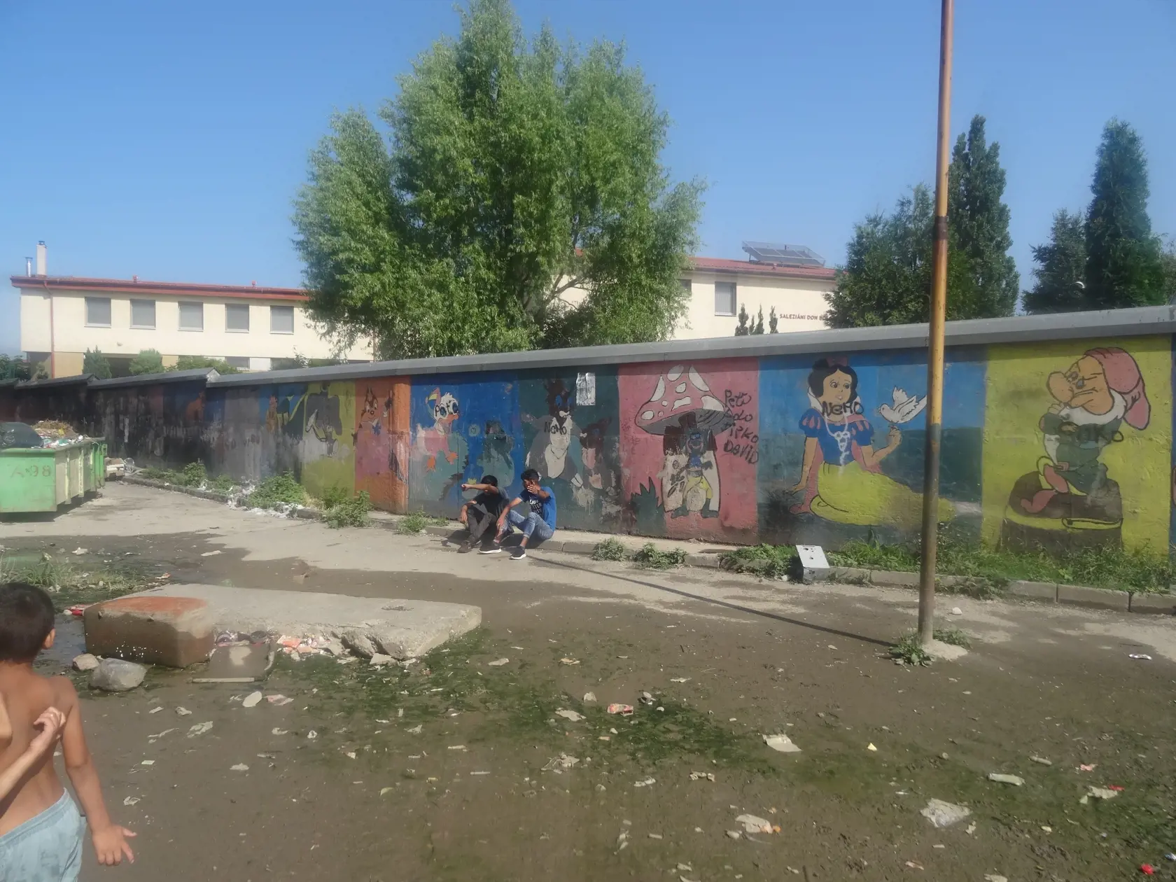 Dvojici mužov sa nepáčilo fotografovanie.