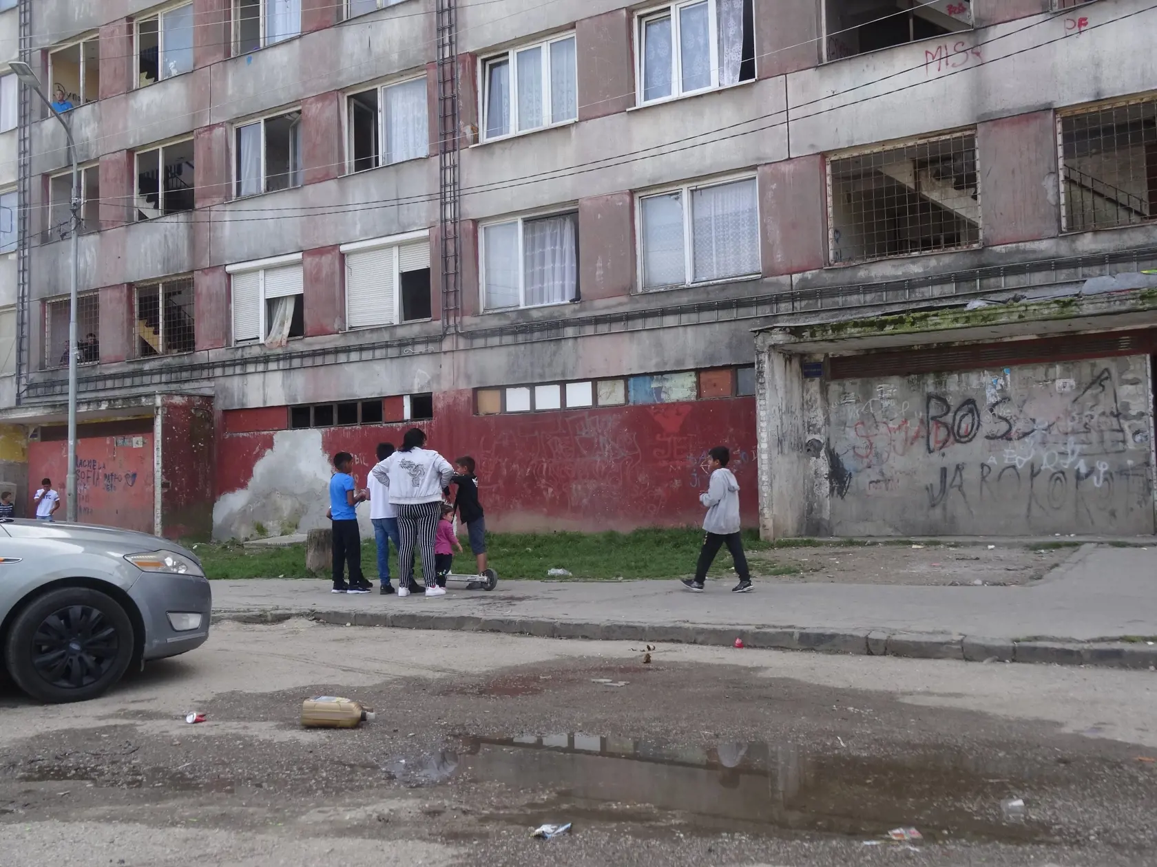 Napriek tomu, že v Košiciach už dlhšie nepršalo pred touto bytovkou bola veľká kaluž vody. Všade sa povaľovali odpadky.