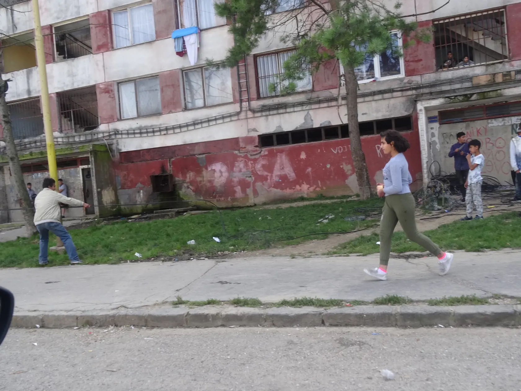 Muž vľavo sťahuje izoláciu z kopy káblov (vpravo). Odkiaľ ich zobral nechcel povedať, tvrdil, že ich kúpil.