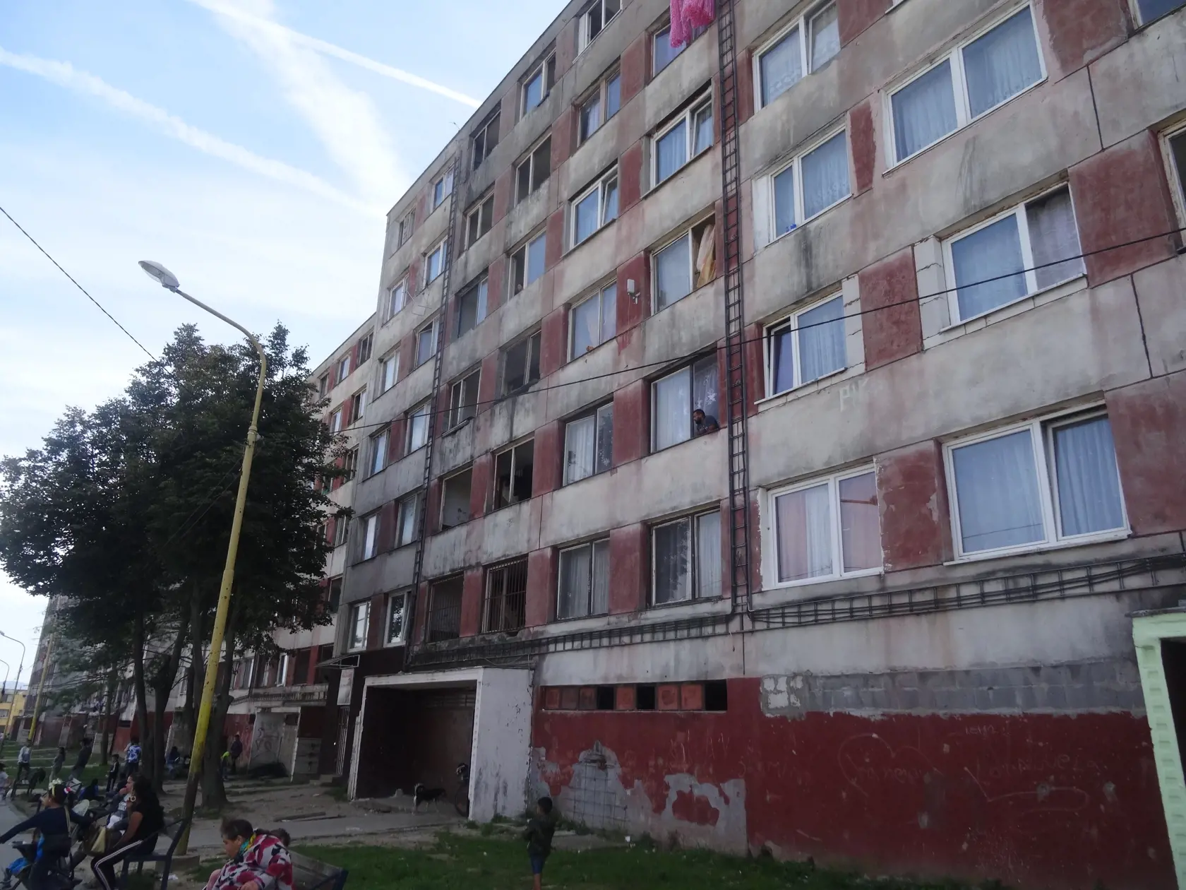 Starosta tvrdí, že výmenu okien si hradili nájomníci zo svojich peňazí.