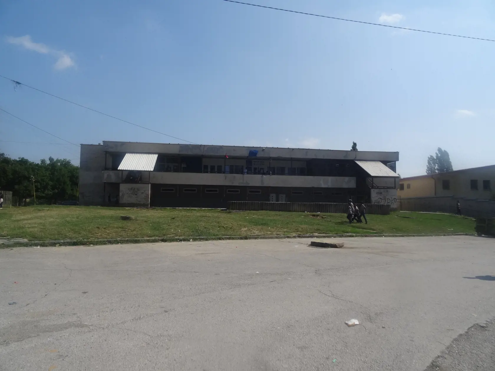 Okolo budovy úradu nebol takmer žiadny pohyb.