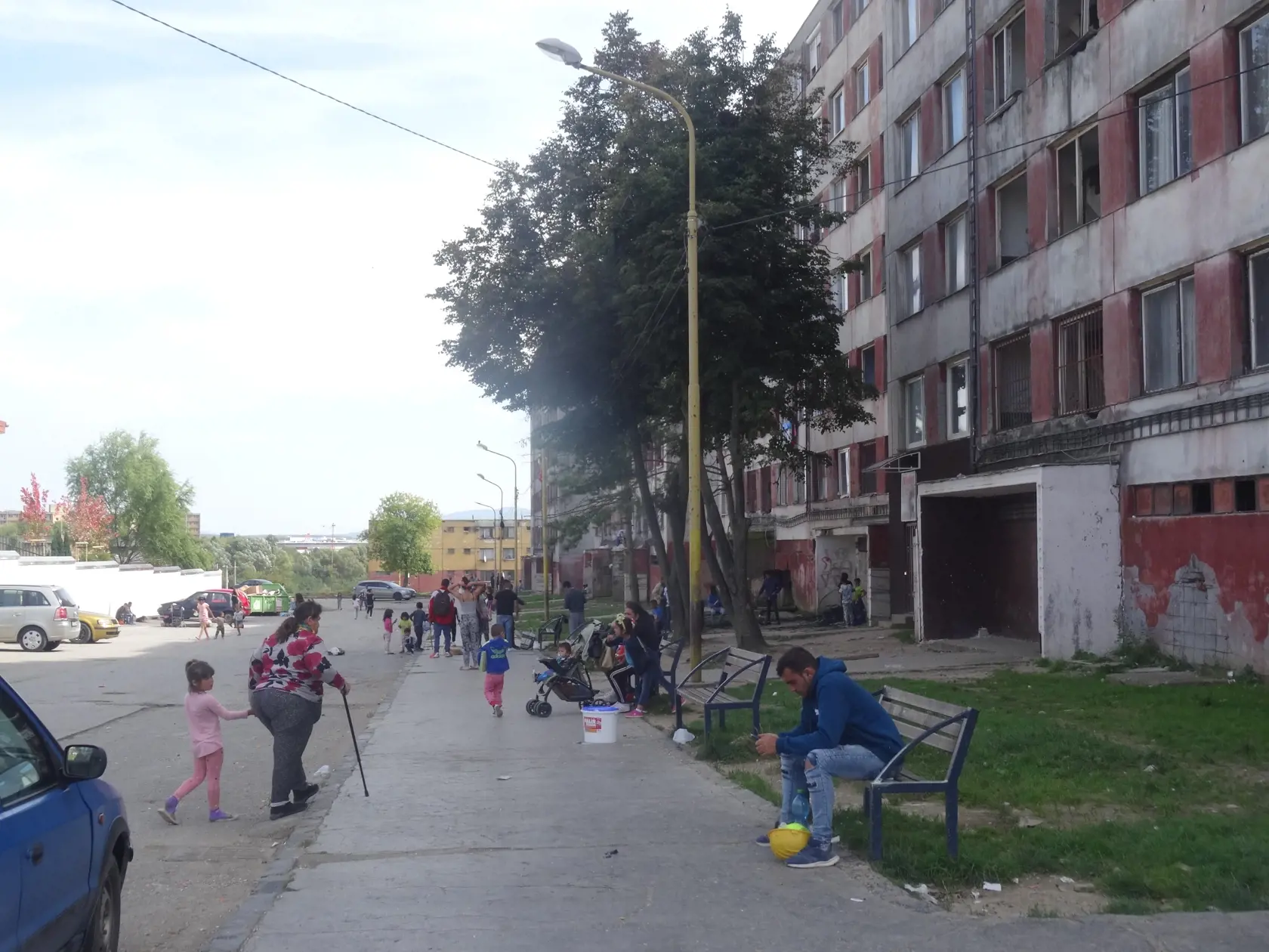 Obyvatelia sa k upratovaniu sídliska veľmi nehrnú, radšej vysedávajú alebo postávajú pred blokmi.