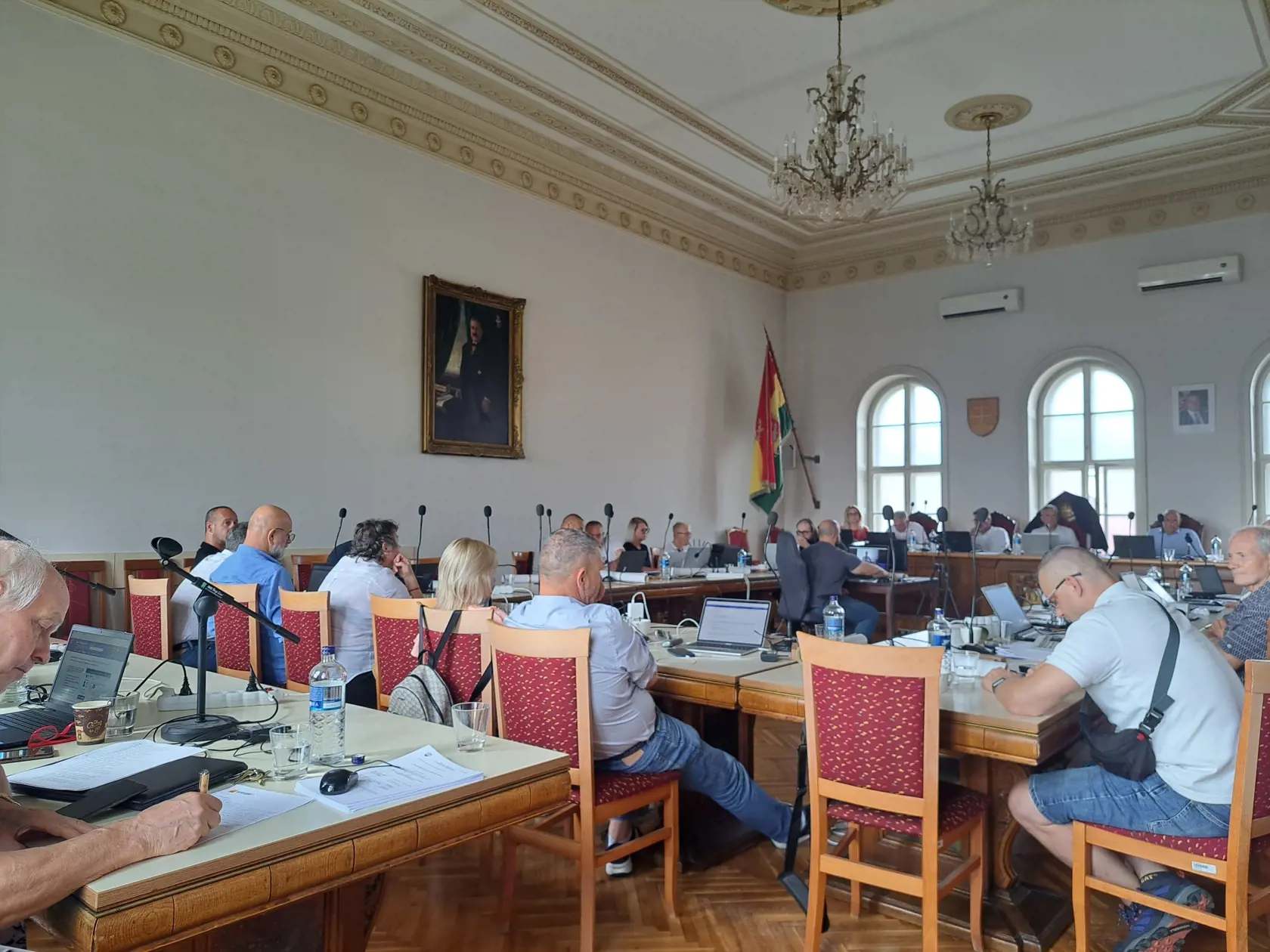 Slovné útoky voči nášmu redaktorovi trvali počas celého zasadnutia až kým po štyroch hodinách neodišiel.
