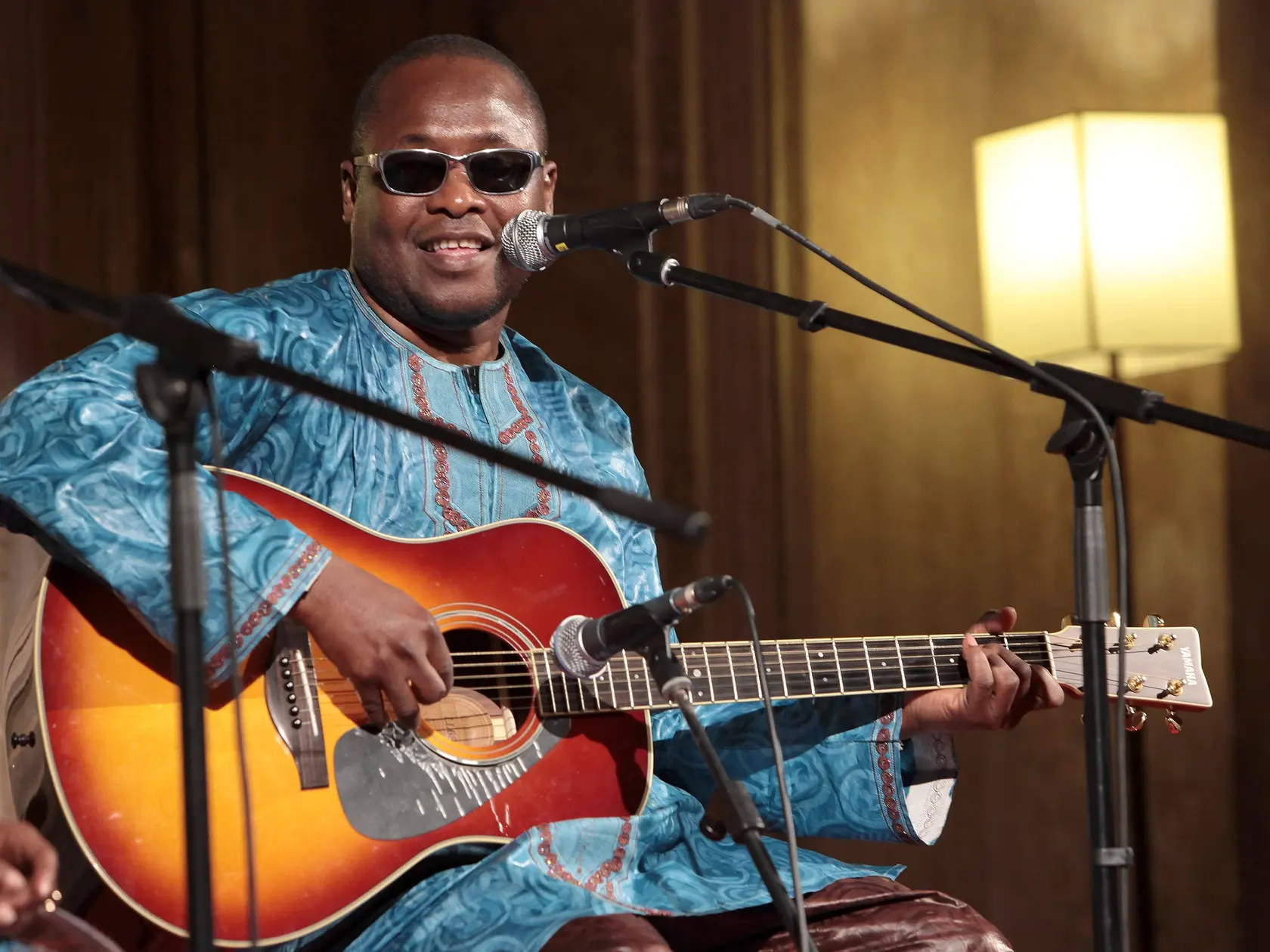 Vo veku 70 rokov zomrel uznávaný gitarista a spevák Amadou Bagayoko z malijského hudobného dua Amadou & Mariam. Malijský minister kultúry vo vysielaní štátnej televízie vzdal poctu tomuto nevidiacemu hudobníkovi. Povedal, že Bagayoko zomrel v piatok v hlavnom meste Bamako, ktoré je aj jeho rodiskom, ale ďalšie podrobnosti neuviedol.