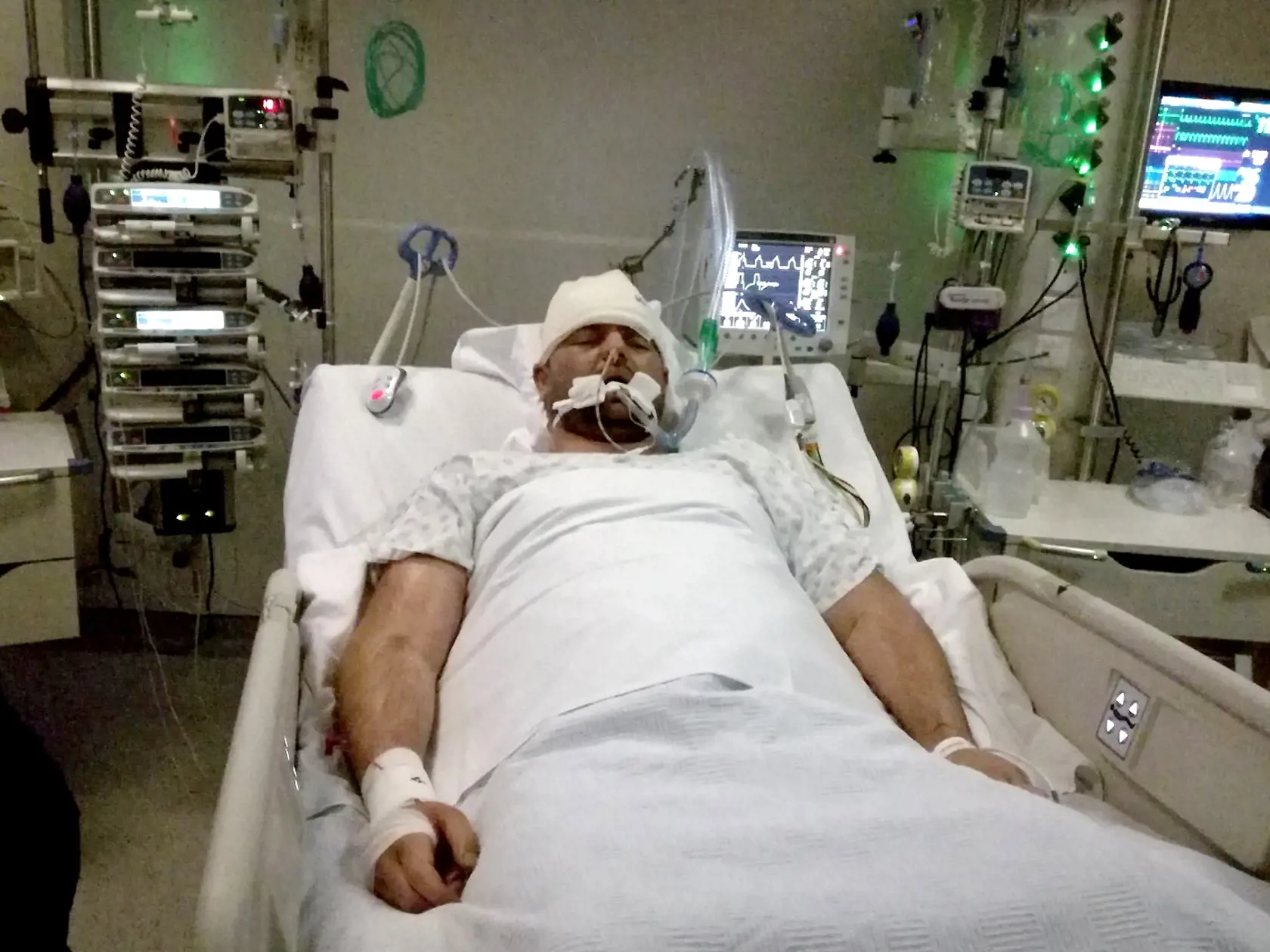 NA PRÍSTROJOCH Podľa oficiálnych zdrojov upadol Jozef do kómy a skonal v nemocnici. Jeho rodina si myslí, že zomrel už v cele na letisku po surových zákrokoch policajtov.
