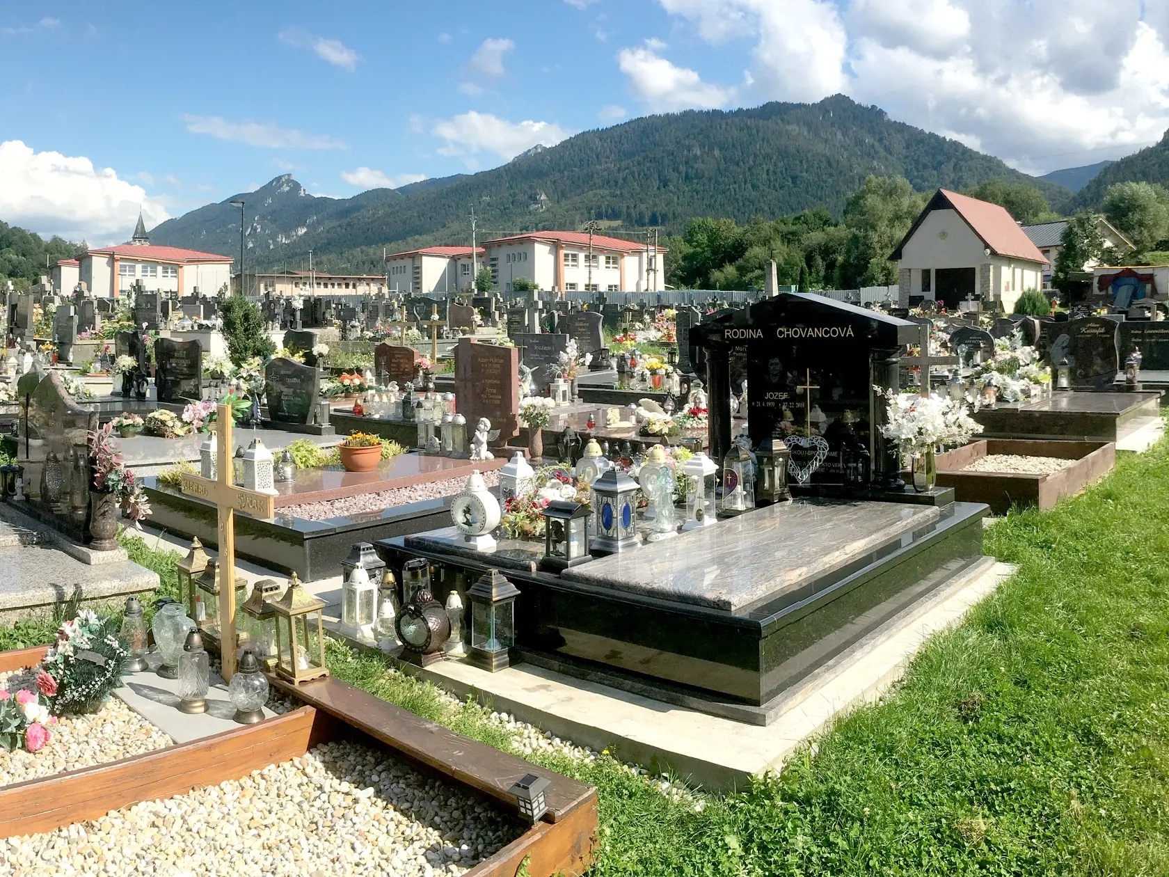 VEĽKÁ ROZLÚČKA Na Jozefov pohreb prišlo množstvo ľudí. Podľa domácich mal aj farár problém ubrániť sa silným emóciám.