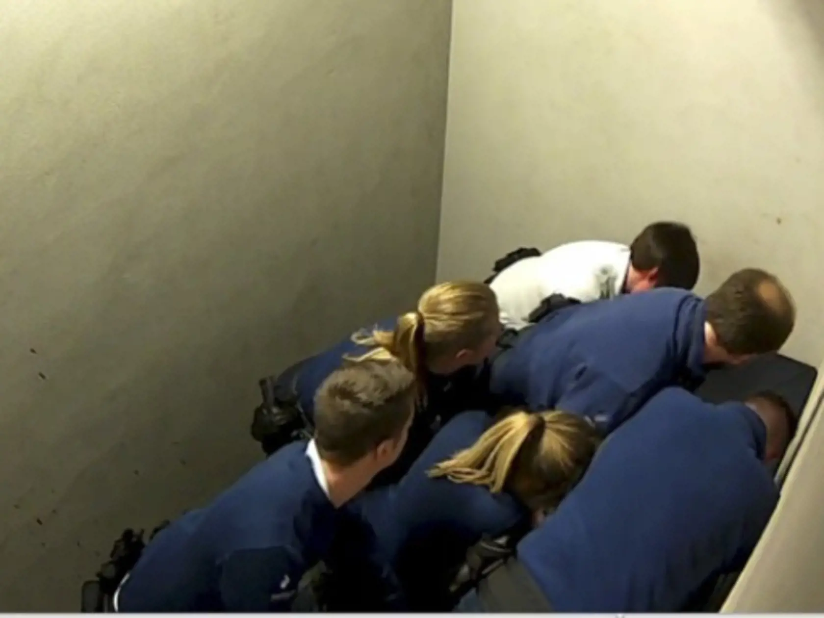 Na videozábere vidieť ako policajtka dvíha ruku v geste napodobňujúcom nacistický pozdrav a jej kolegovia viac ako štvrťhodinu sedia a kľačia na tele zadržaného Slováka.