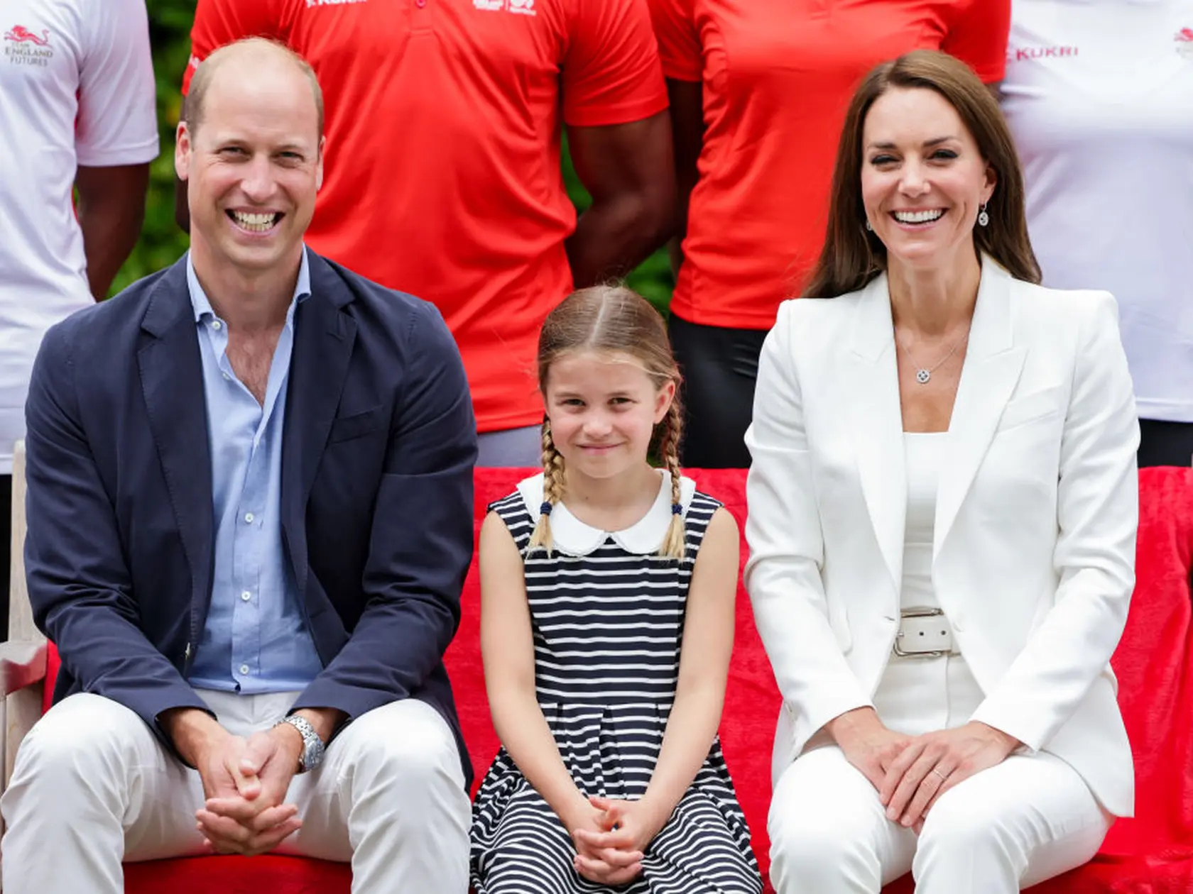 Meghan Markle a Kate Middleton sa pred kráľovskou svadbou Meghan a princa Harryho v roku 2018 pohádali kvôli šatám pre družičky. Meghan popiera, že by sa správala nevhodne a tvrdí, že ona je tá, ktorej ublížili.