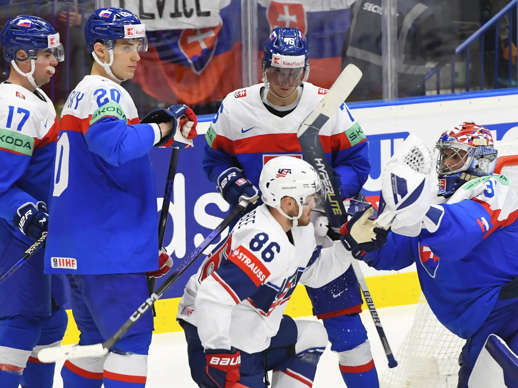 Na snímke sprava brankár Slovenska Samuel Hlavaj, hráč USA John Farabee, Martin Pospíšil, Juraj Slafkovský a  Šimon Nemec (všetci Slovensko) počas zápasu základnej B-skupiny USA - Slovensko na 87. majstrovstvách sveta v ľadovom hokeji v Ostrave v pondelok 13. mája 2024. FOTO TASR - Michal Runák