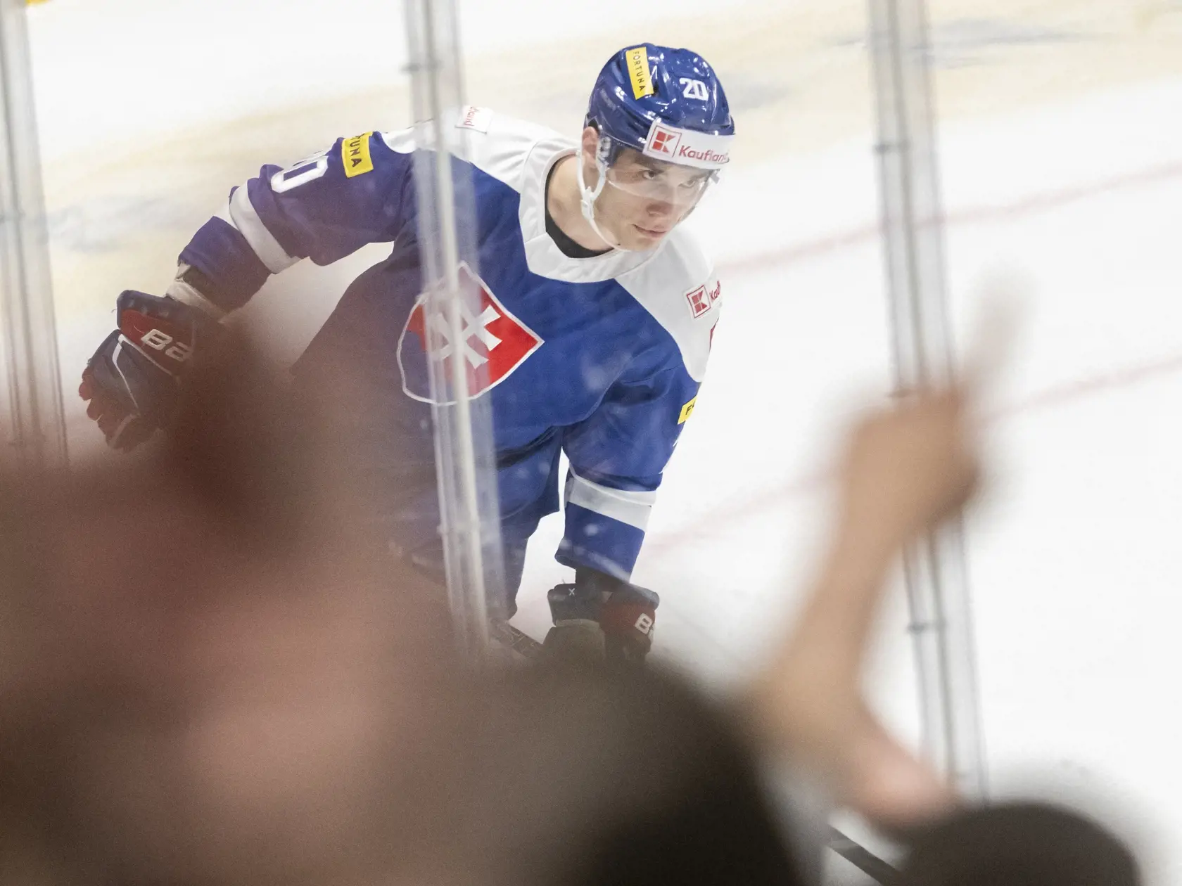 Na snímke slovenský hokejista Juraj Slafkovský sa teší po strelení gólu na 1:2 počas prípravného zápasu Slovensko - USA pred blížiacimi sa majstrovstvami sveta v ľadovom hokeji v Bratislave v utorok 7. mája 2024. Slovenská hokejová reprezentácia odohrala proti USA svoj posledný zápas pred svetovým šampionátom v Českej republike, ktorý sa začne v piatok 10. mája. Mužstvá Slovenska a USA sa stretnú aj v základnej skupine MS, ich duel je na programe v pondelok 13. mája o 16.20 SELČ. v Ostrave. FOTO