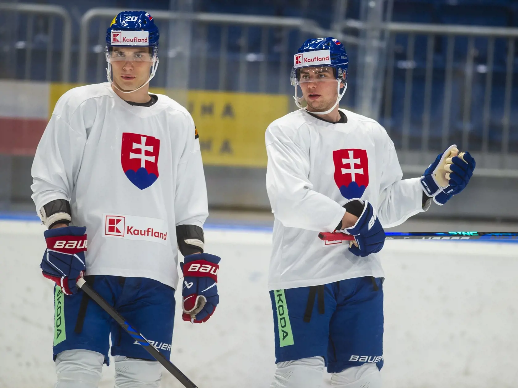 Na snímke reprezentanti SR v hokeji, zľava Juraj Slafkovský a Šimon Nemec počas tréningu na zraze reprezentácie pred majstrovstvami sveta 2024 v hokeji v Ostrave a v Prahe 6. mája 2024 v Bratislave. FOTO TASR - Jakub Kotian