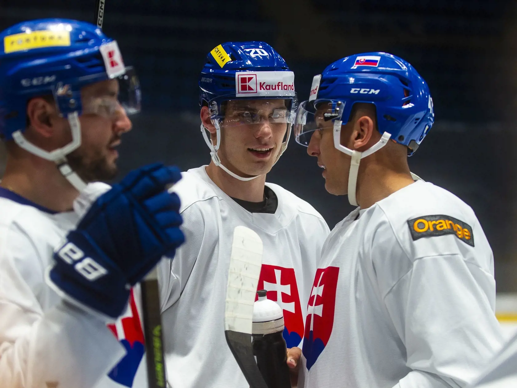 Na snímke reprezentanti SR v hokeji, uprostred Juraj Slafkovský a vpravo Martin Fehérváry počas tréningu na zraze reprezentácie pred majstrovstvami sveta 2024 v hokeji v Ostrave a v Prahe 6. mája 2024 v Bratislave. FOTO TASR - Jakub Kotian