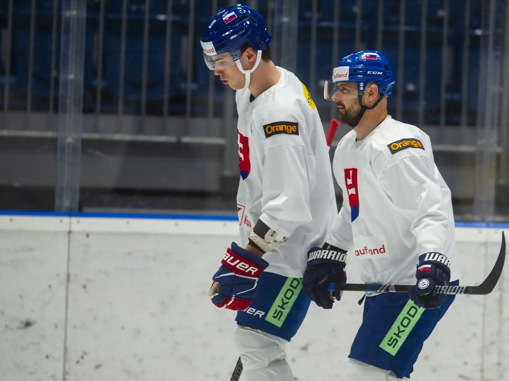 Na snímke reprezentanti SR v hokeji, zľava Juraj Slafkovský a Tomáš Tatar počas tréningu na zraze reprezentácie pred majstrovstvami sveta 2024 v hokeji v Ostrave a v Prahe 6. mája 2024 v Bratislave. FOTO TASR - Jakub Kotian