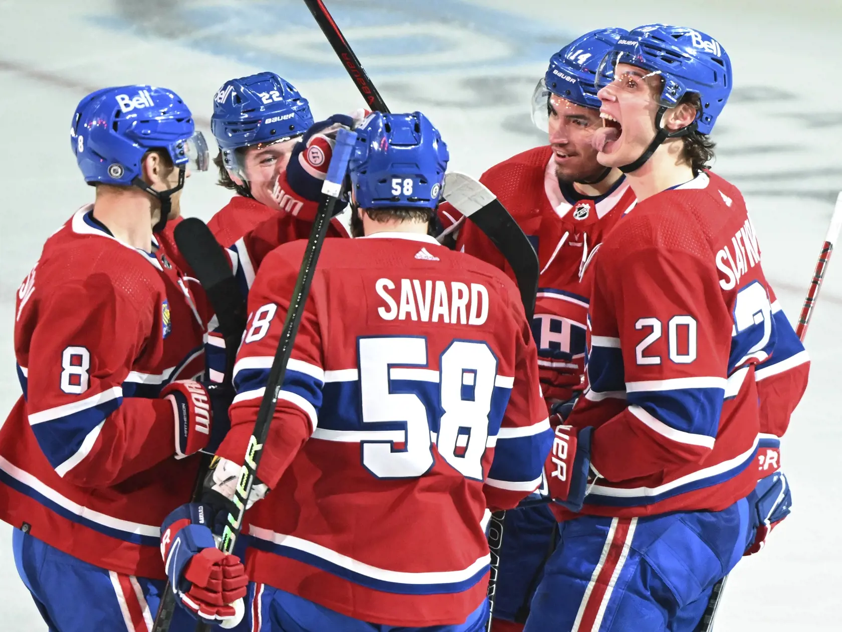 KK4 Montreal - Slovenský hokejista Juraj Slafkovský (20) z Montrealu Canadiens sa raduje z gólu so spoluhráčmi počas zápasu zámorskej NHL Montreal Canadiens - Philadelphia Flyers 9. apríla 2024 v Montreale. FOTO TASR/AP
Montreal Canadiens' Juraj Slafkovsky (20) celebrates with teammates after scoring against the Philadelphia Flyers during the second period of an NHL hockey game in Montreal, Tuesday, April 9, 2024. (Graham Hughes/The Canadian Press via AP