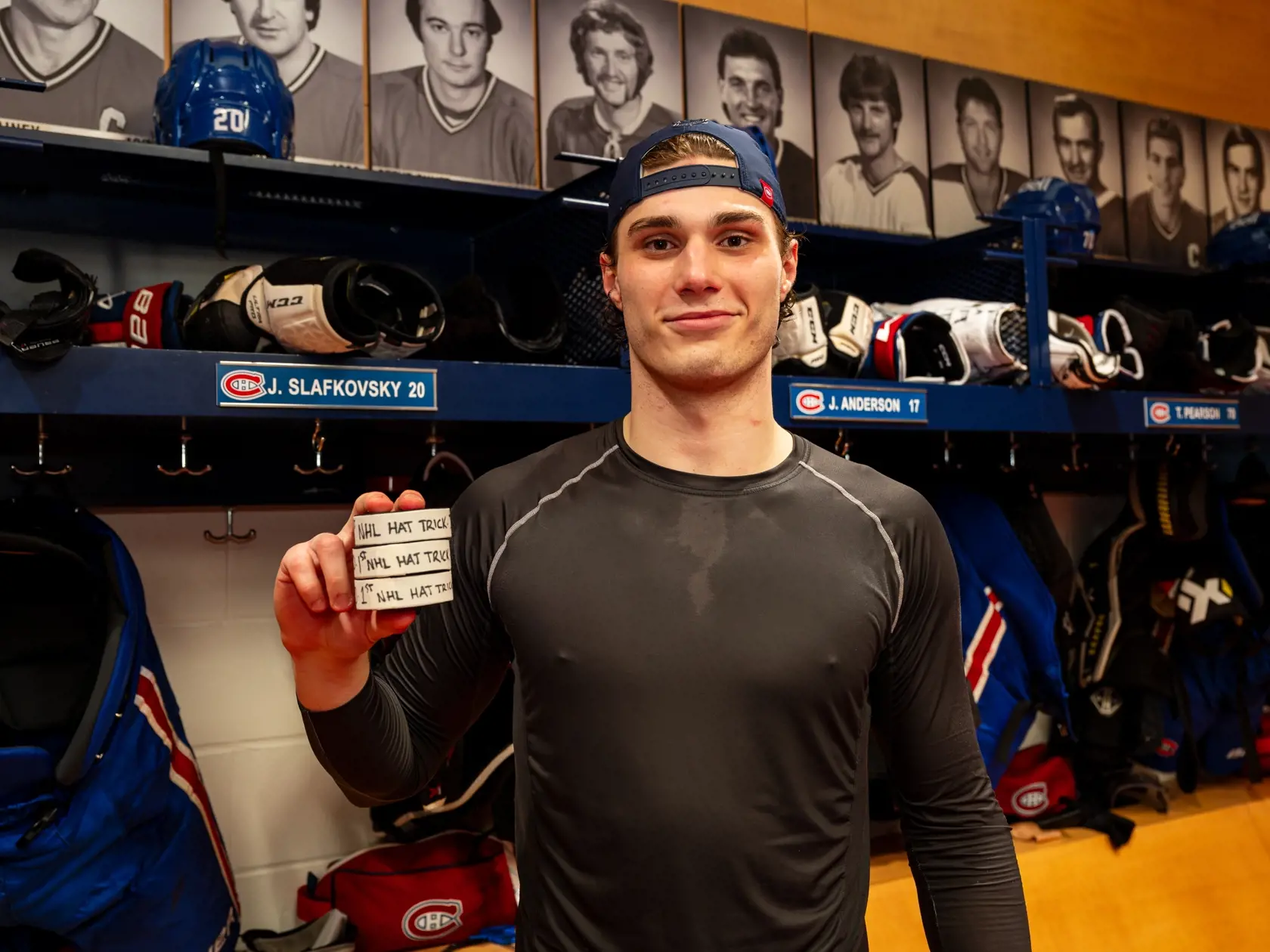 Juraj Slafkovský s pamiatkou na prvý hetrik v NHL.
