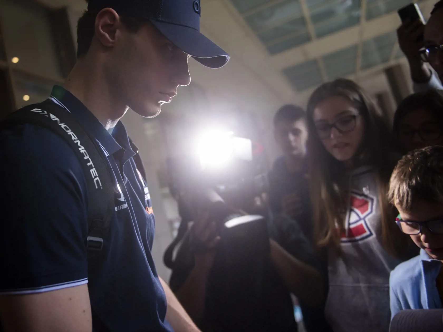 Na snímke slovenský hokejový reprezentant Juraj Slafkovský počas odchodu na majstrovstvá sveta v hokeji v Ostrave v stredu 8. mája 2024 v Bratislave. FOTO TASR - Jakub Kotian