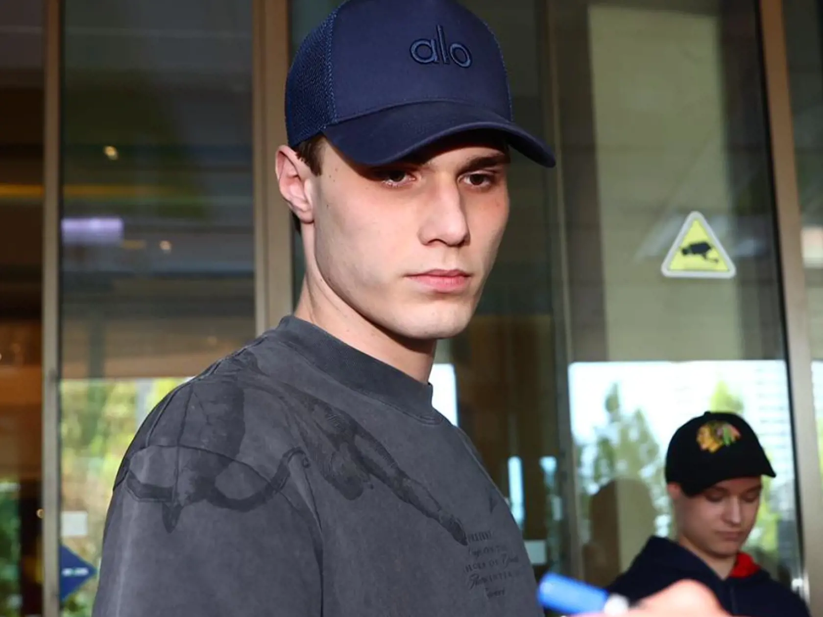 Juraj Slafkovský podpisoval, čo mu ruka stačila. Fanúšikovia chceli podpisy do notesov, na dresy aj na zberateľské kartičky.