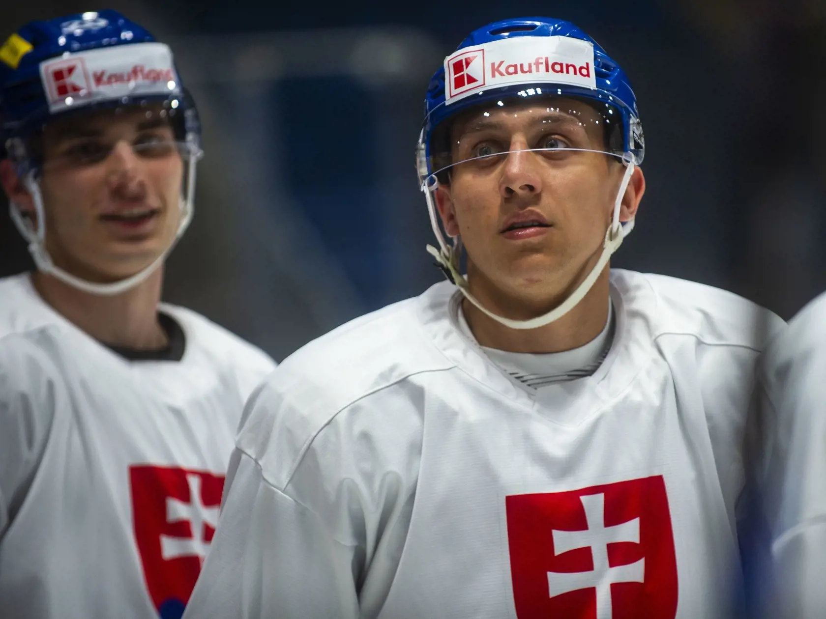 Na snímke reprezentanti SR v hokeji, zľava Juraj Slafkovský a Martin Fehérváry počas tréningu na zraze reprezentácie pred majstrovstvami sveta 2024 v hokeji v Ostrave a v Prahe 6. mája 2024 v Bratislave. FOTO TASR - Jakub Kotian