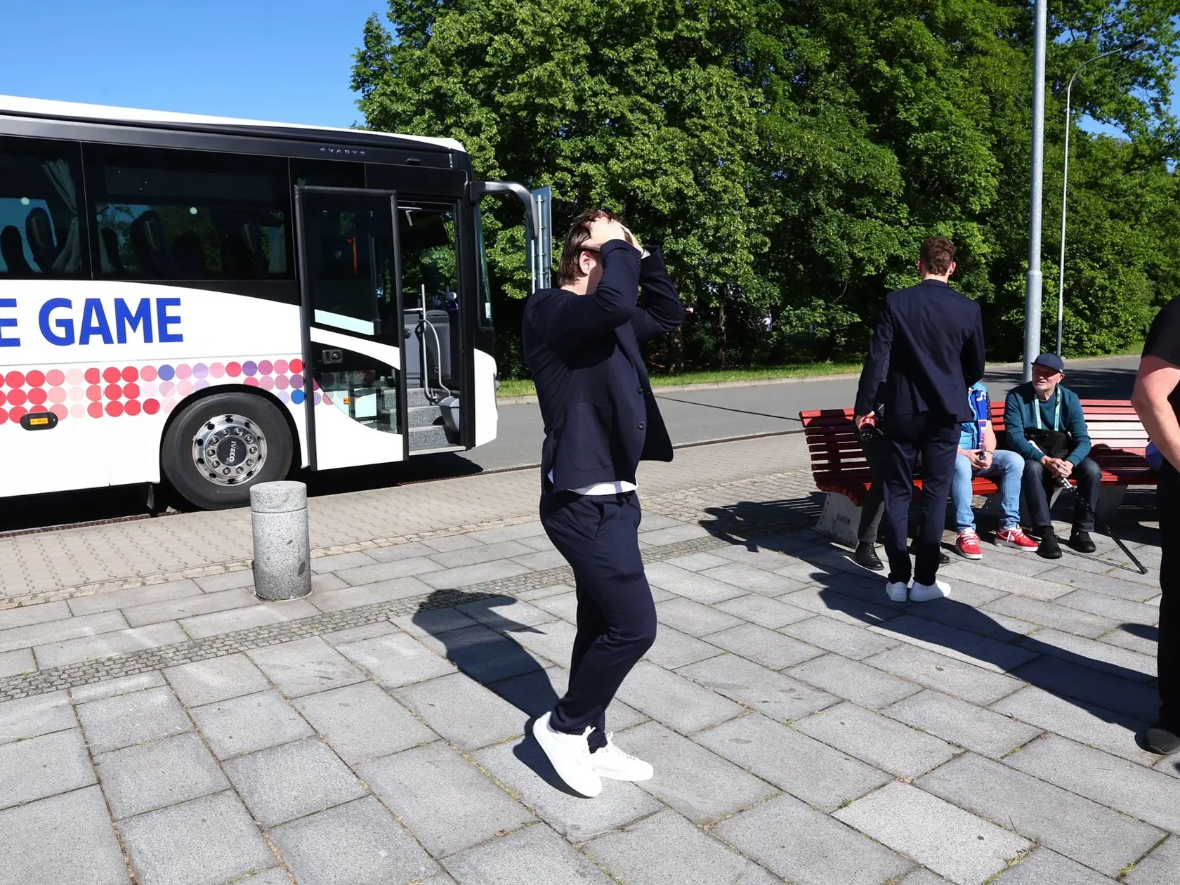 Slovenskí hokejisti pri príchode na hotel.