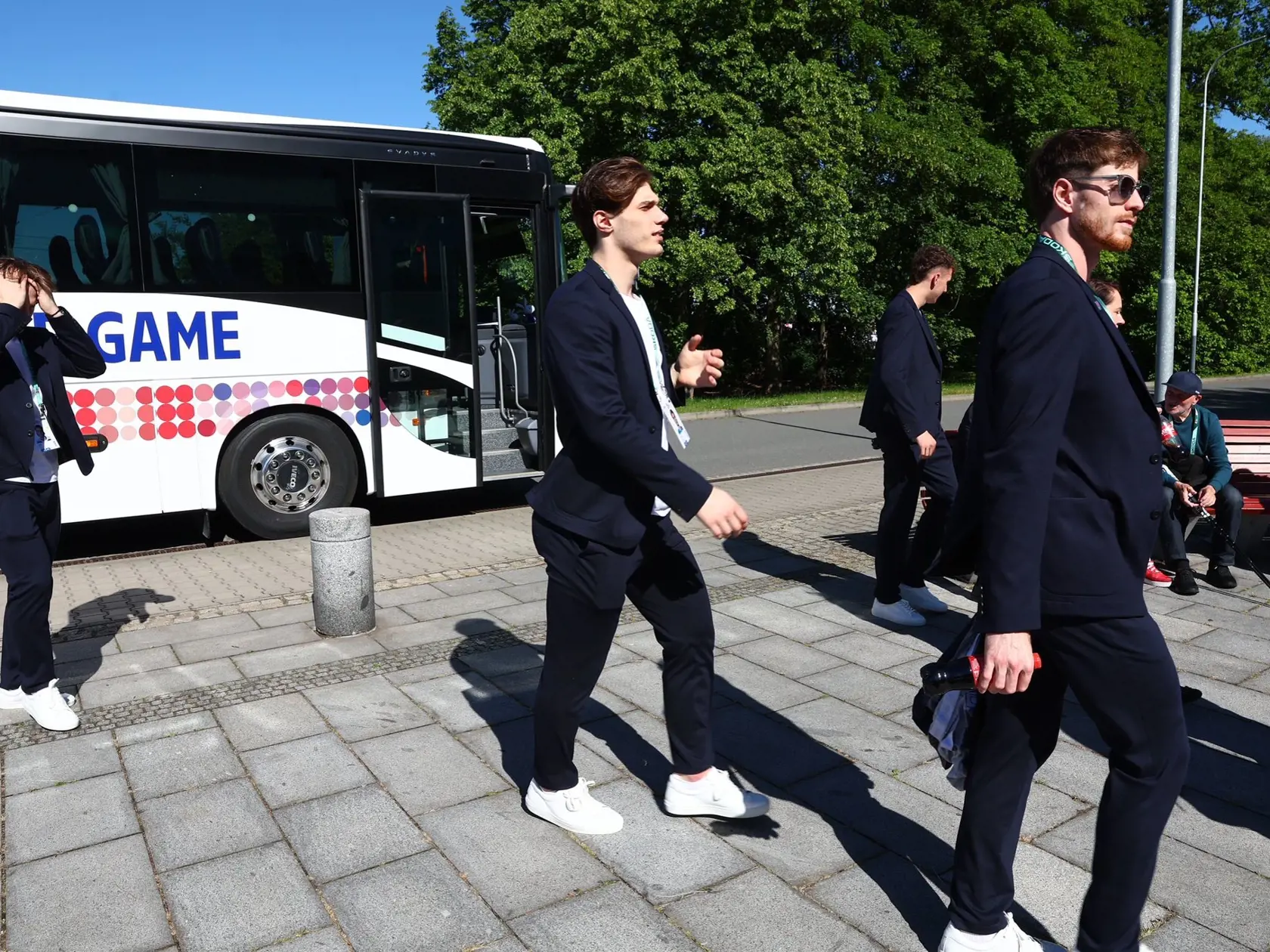 Slovenskí hokejisti pri príchode na hotel.