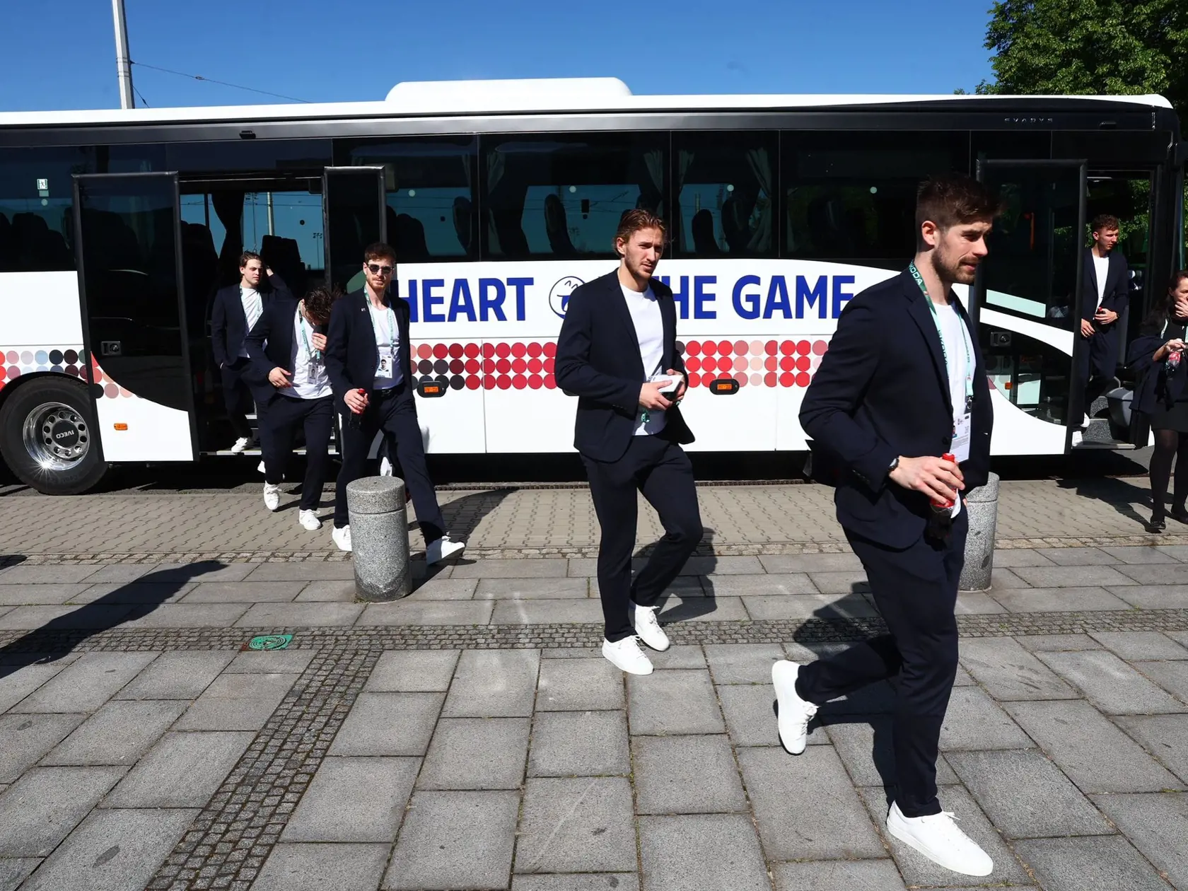 Slovenskí hokejisti pri príchode na hotel.
