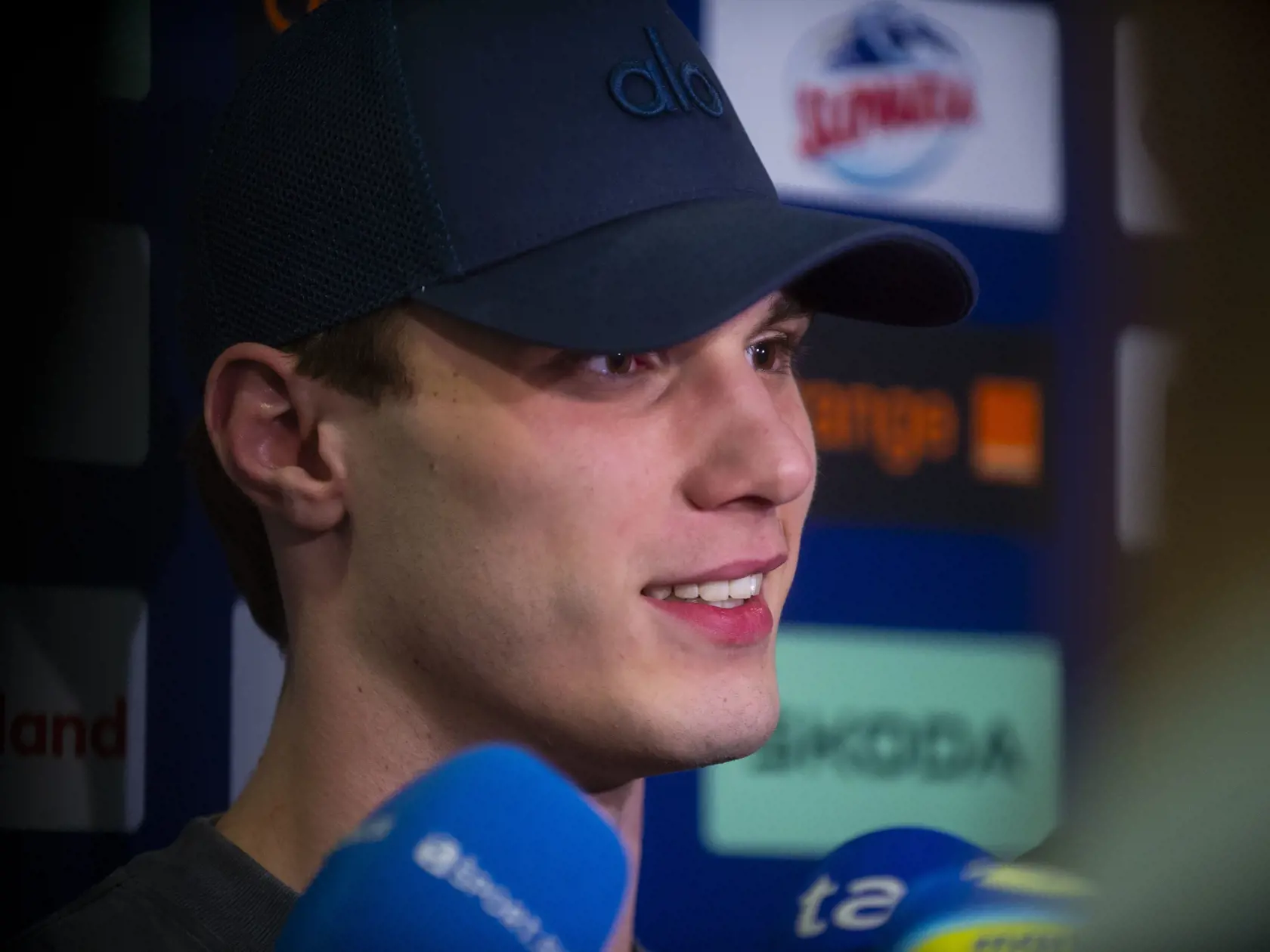 Na snímke slovenský reprezentant a útočník Juraj Slafkovský počas brífingu na zraze reprezentácie SR pred majstrovstvami sveta 2024 v hokeji v Ostrave a v Prahe v pondelok 6. mája 2024 v Bratislave. FOTO TASR - Jakub Kotian