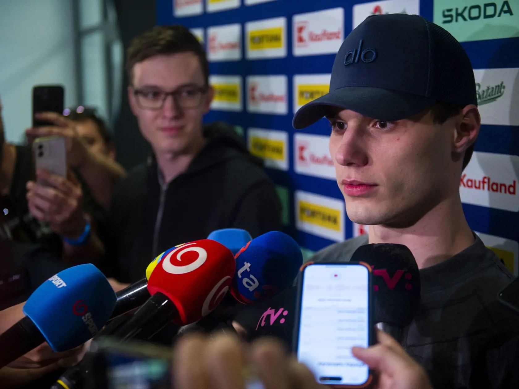 Na snímke slovenský reprezentant a útočník Juraj Slafkovský počas brífingu na zraze reprezentácie SR pred majstrovstvami sveta 2024 v hokeji v Ostrave a v Prahe v pondelok 6. mája 2024 v Bratislave. FOTO TASR - Jakub Kotian