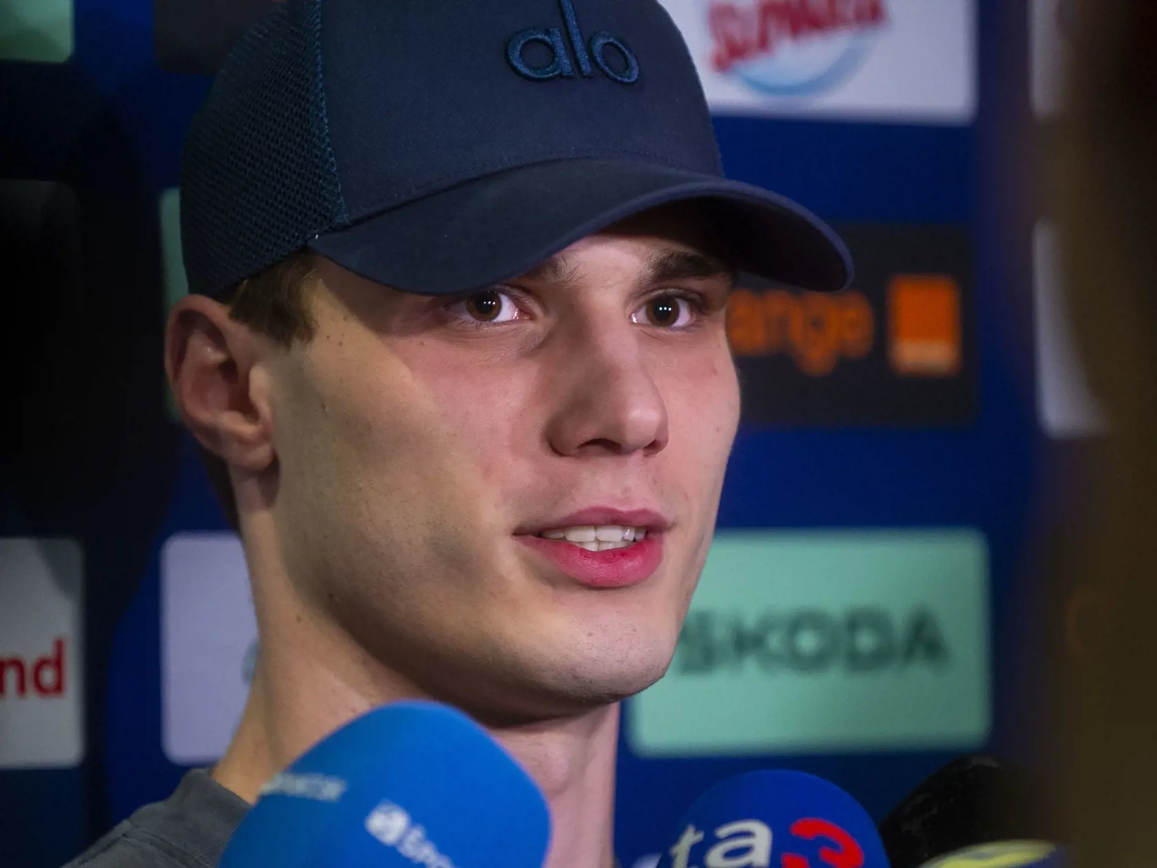 Na snímke slovenský reprezentant a útočník Juraj Slafkovský počas brífingu na zraze reprezentácie SR pred majstrovstvami sveta 2024 v hokeji v Ostrave a v Prahe v pondelok 6. mája 2024 v Bratislave. FOTO TASR - Jakub Kotian