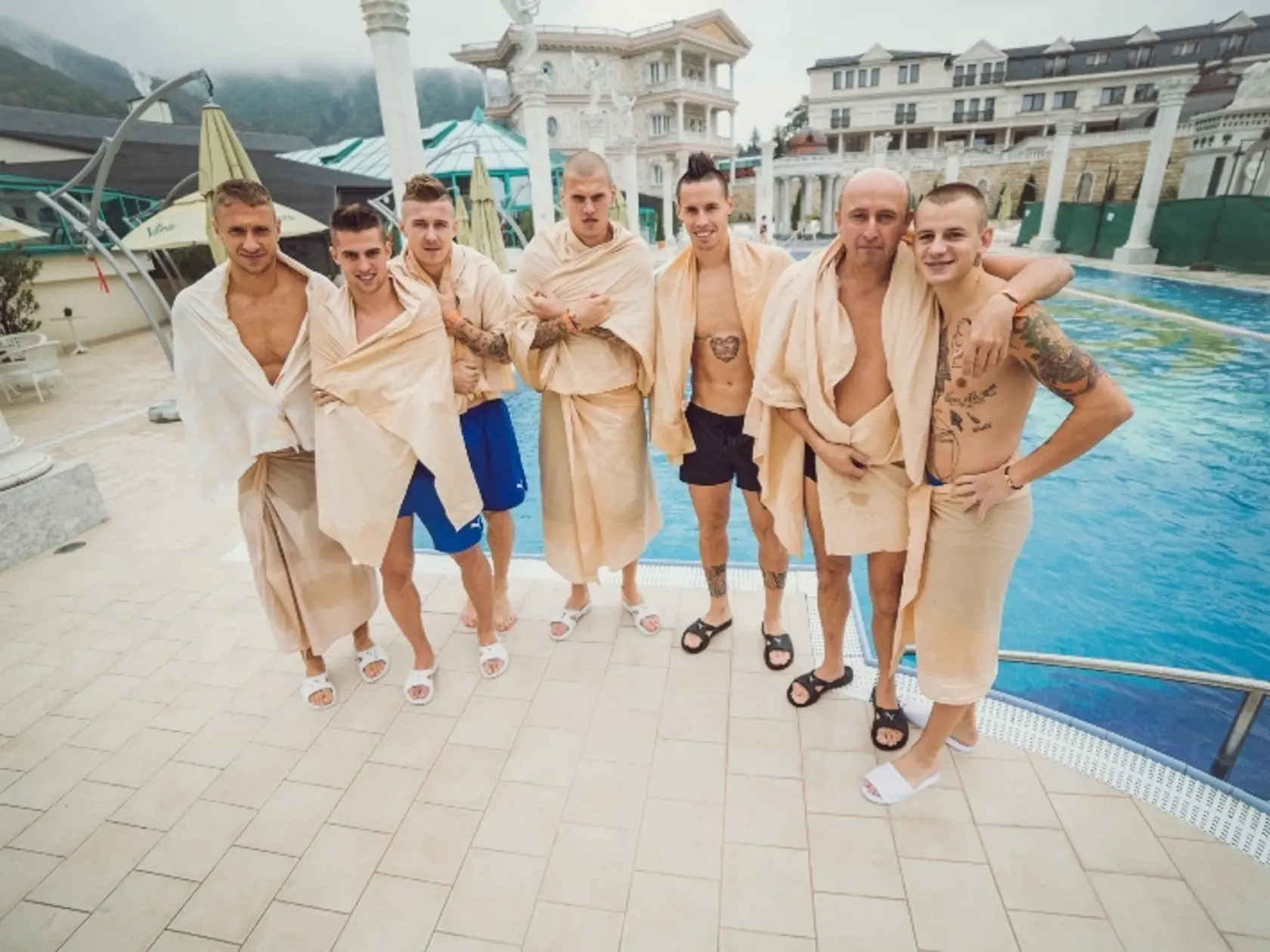 Po kúpeli pripravení na  posledný krok, zľava Saláta,  Mak, Kucka, Škrtel, Hamšík,  lekár Baťalík a Weiss.
