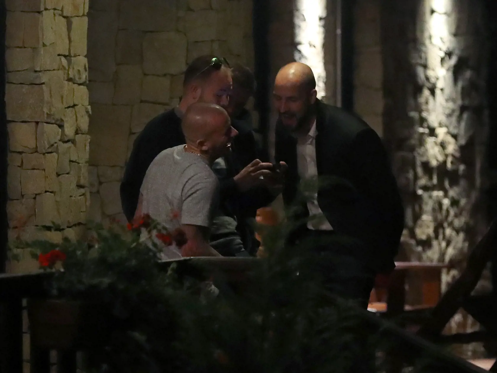 Slovensky futbalovy reprezentant Vladimir Weiss kratko po prepusteni z cely predbezneho zadrzania koli podozreniu z jazdy pod vplyvom alkoholu. Po absolvovani reprezentacneho zrazu sa bol v dobrej nalade navecerat v restauracii Stroodel na bratislavskej Kolibe. Spolocnost mu robil aj Ivan Kmotrik mladsi.