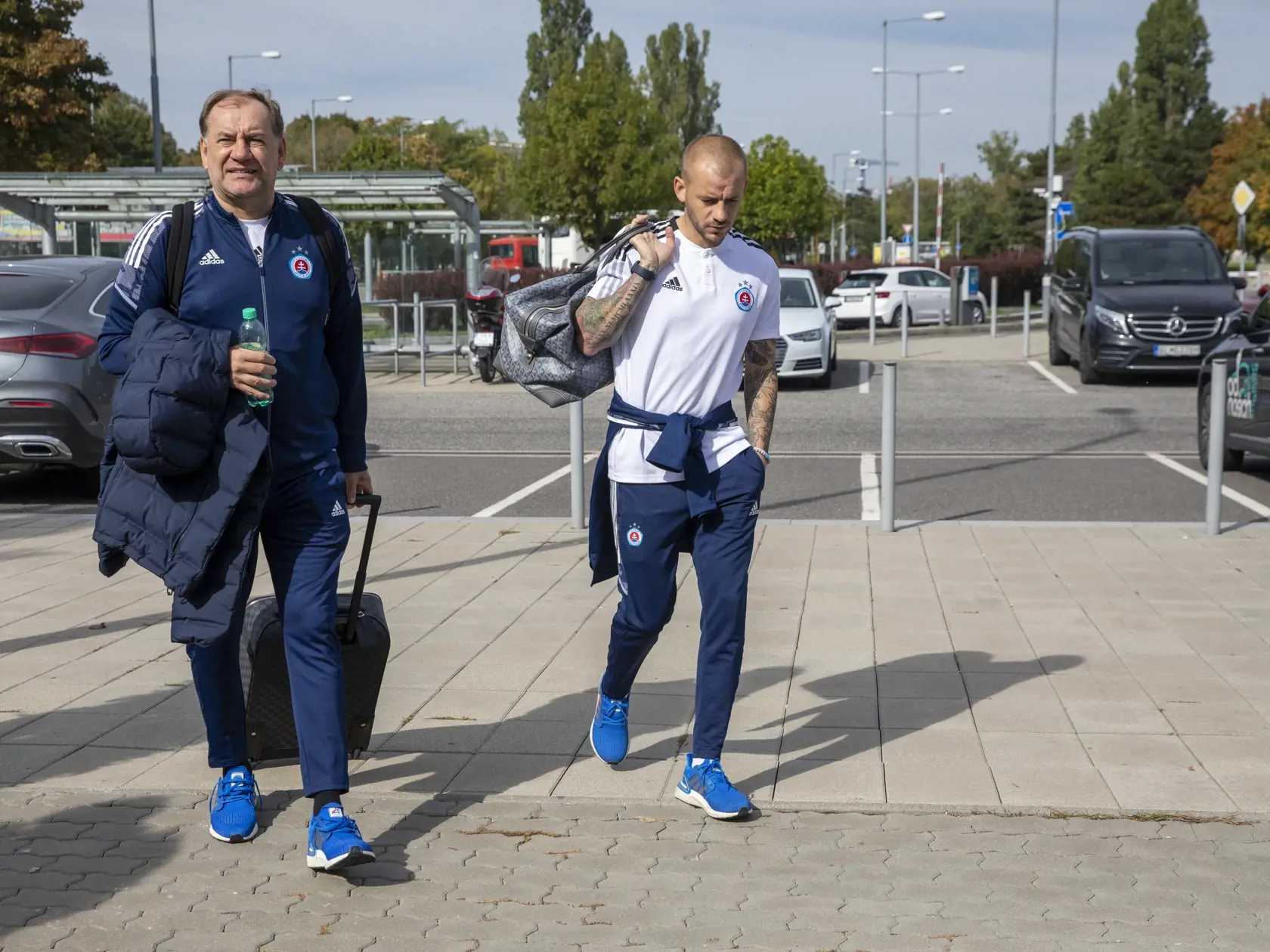 Na snímke sú futbalisti a funkcionári Slovana Bratislava pred odletom do Bazileja.
Tréner Vladimír Weiss zo synom.